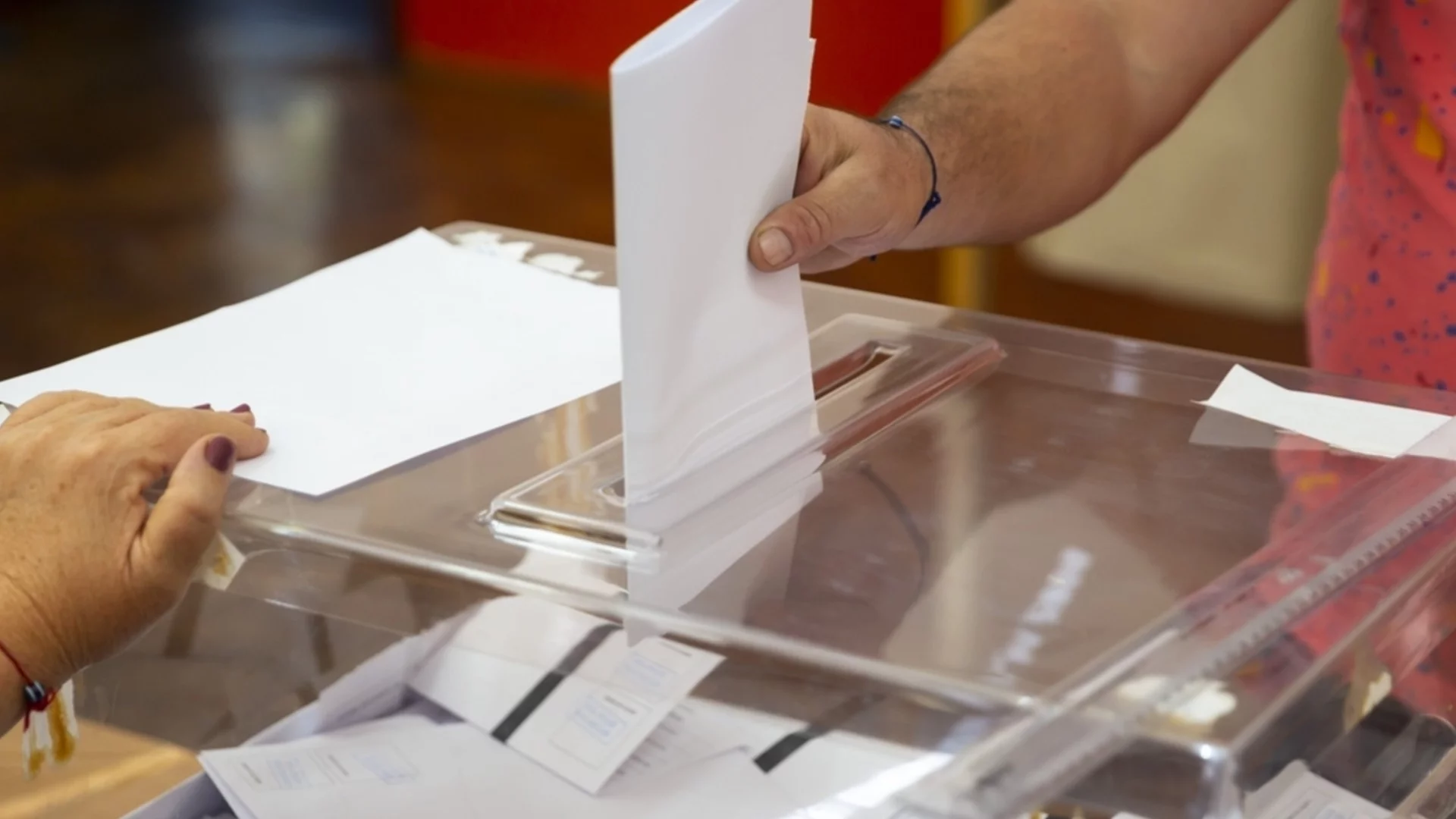 Попълвала празни бюлетини: Арестуваха член на секция в Монтана