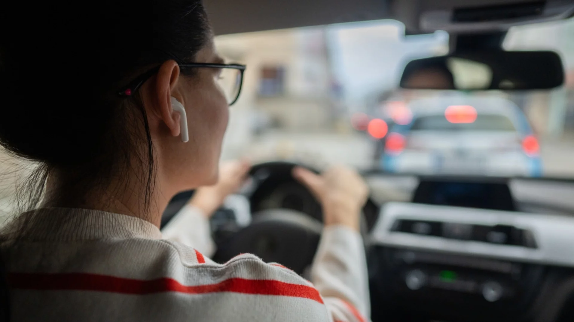 Ако шофирате със слушалки: Солена глоба от стотици евро в балканска страна