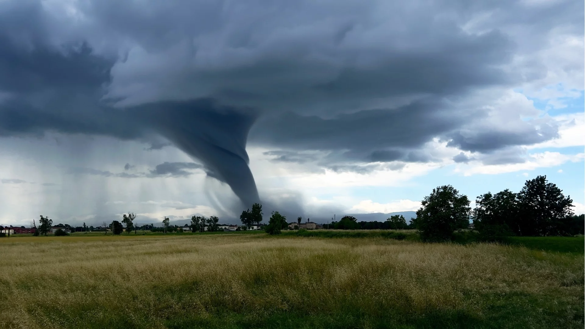 Торнадо връхлетя щата Оклахома, има ранени (ВИДЕО)