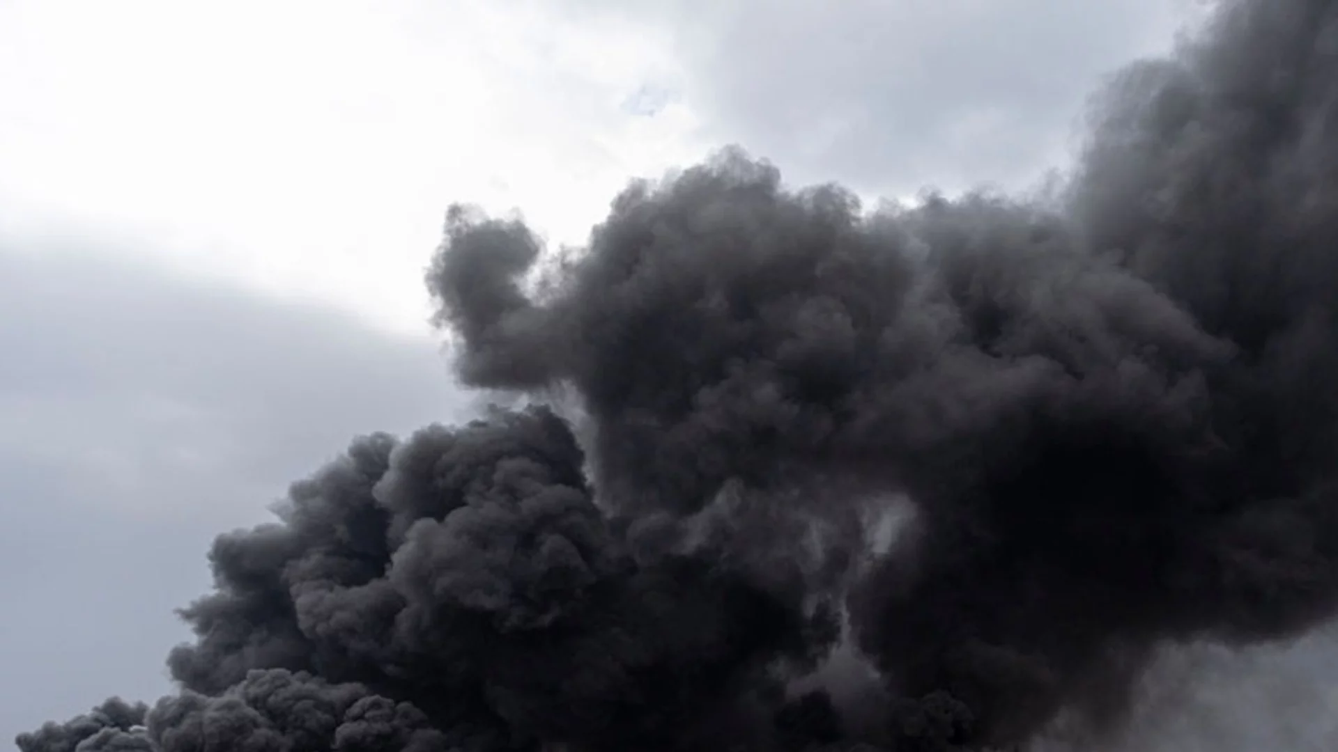 С полъх на Чернобил: Деца ходят на училище под дъжд от нефт (ВИДЕО)