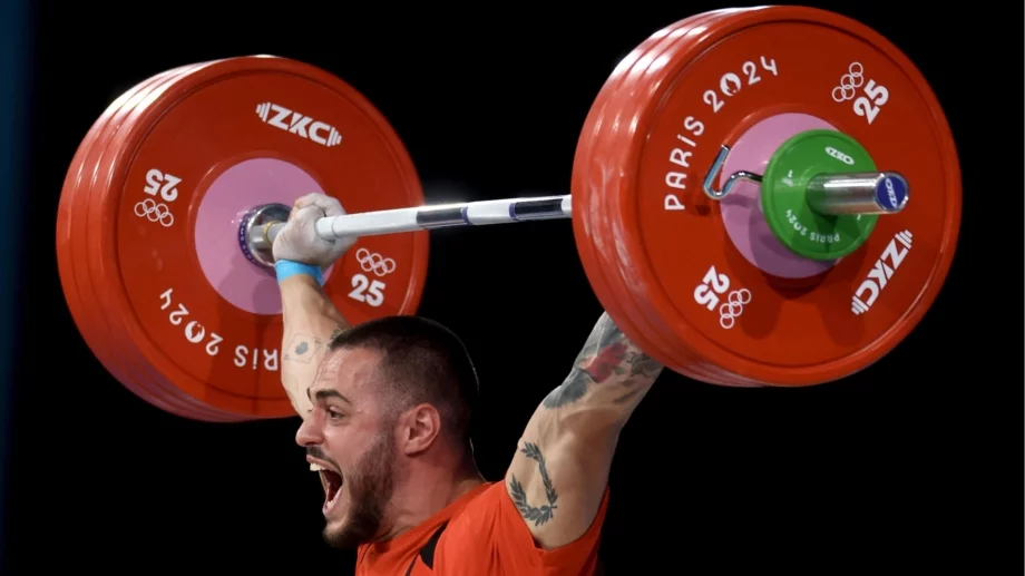 Никой не може да спре Карлос Насар! Европа на колене пред най-големия феномен в щангите