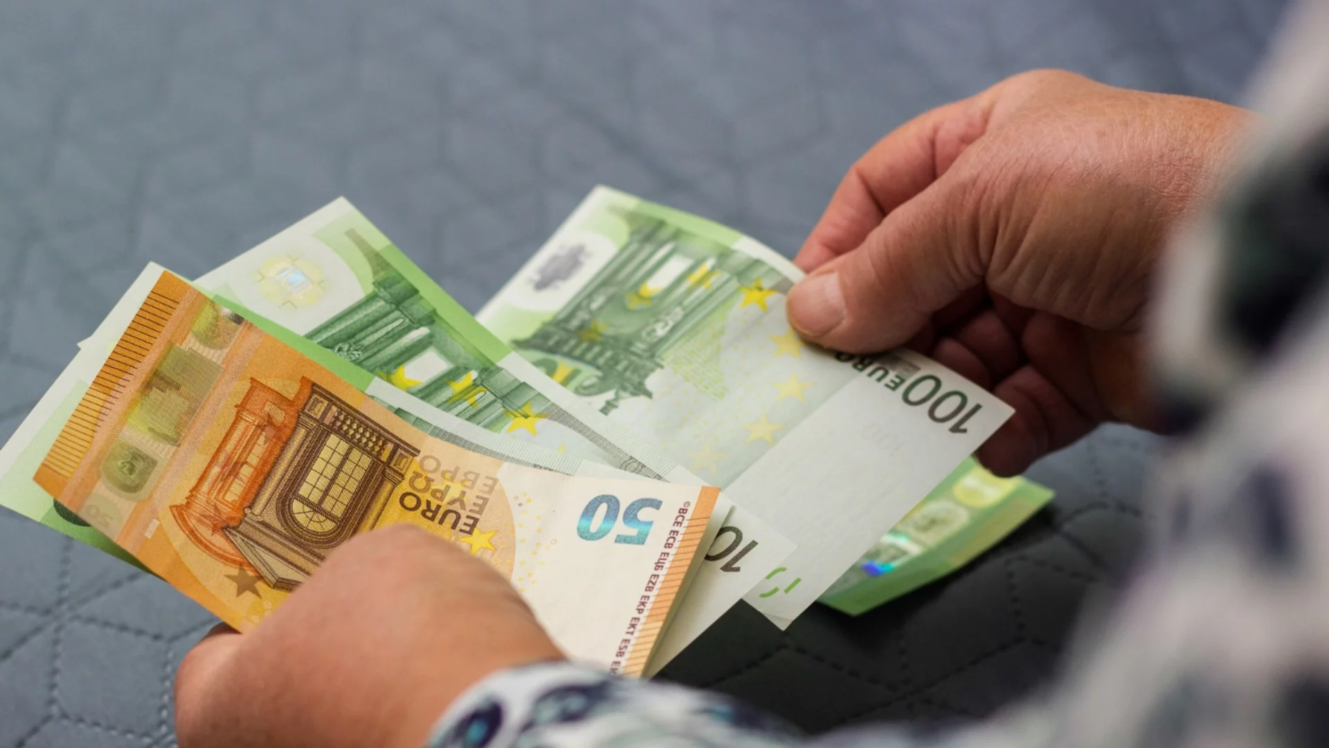 В сряда: Парите са в кърпа вързани за Близнаци, Стрелец + още 2 зодии