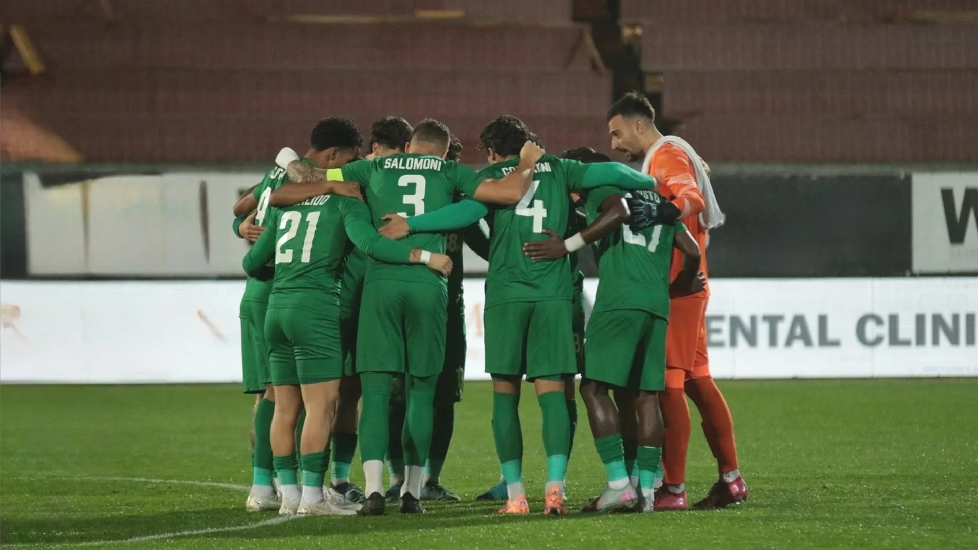 Червен картон и гол в края завързаха битката за оцеляване в Първа лига