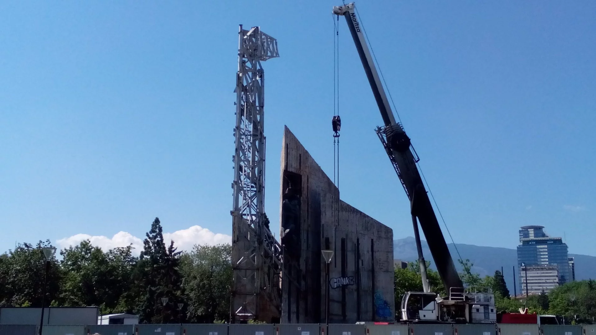 Мъж падна от автокран, разследват трудова злополука