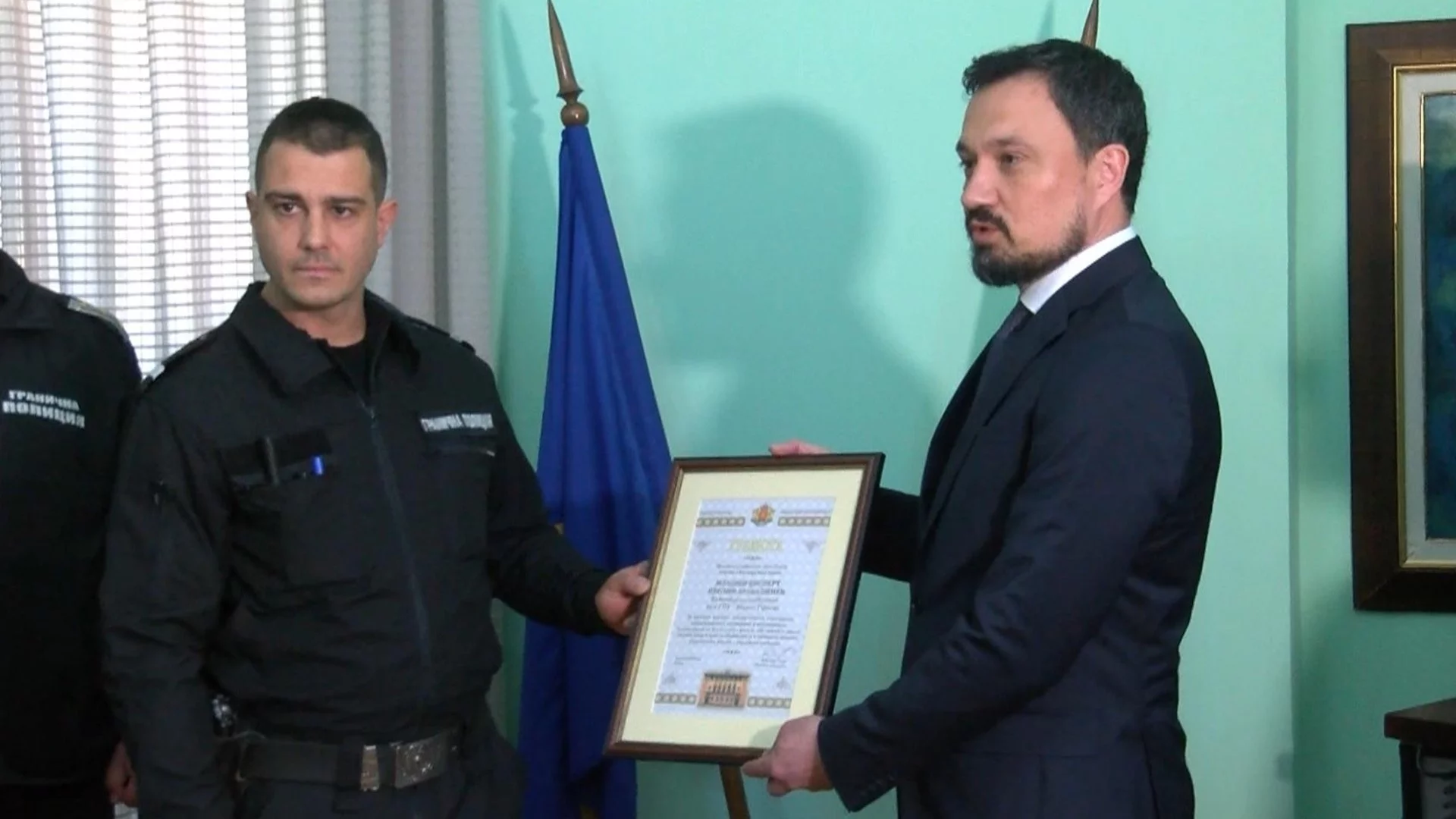 Полицаят, спасил хората от преобърнатия автобус, получи грамота (СНИМКИ)