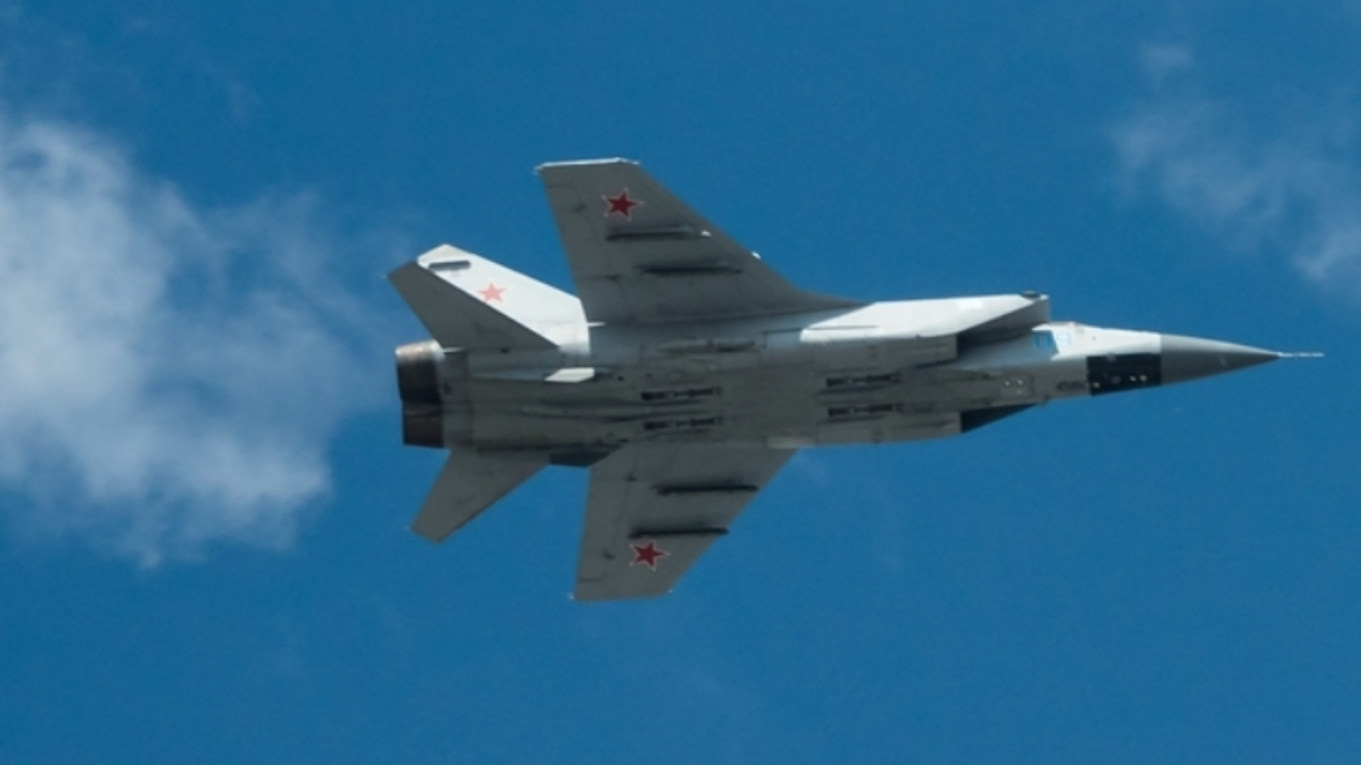 За скрап в Крим: Още три руски военни кораба и изтребител МиГ-31, изстрелващ ракети 