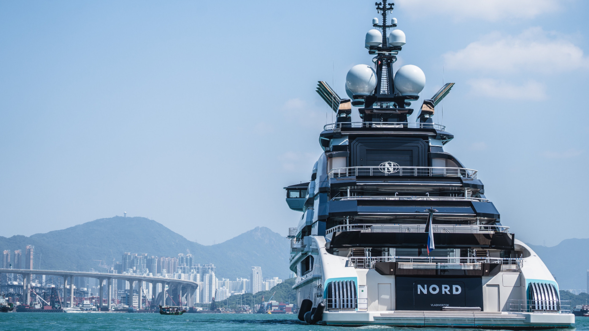 Яхтата на санкциониран руски олигарх мина спокойно Ормузкия проток. Япония с първа доставка на петрол от САЩ от старта на войната с Иран (ВИДЕО)