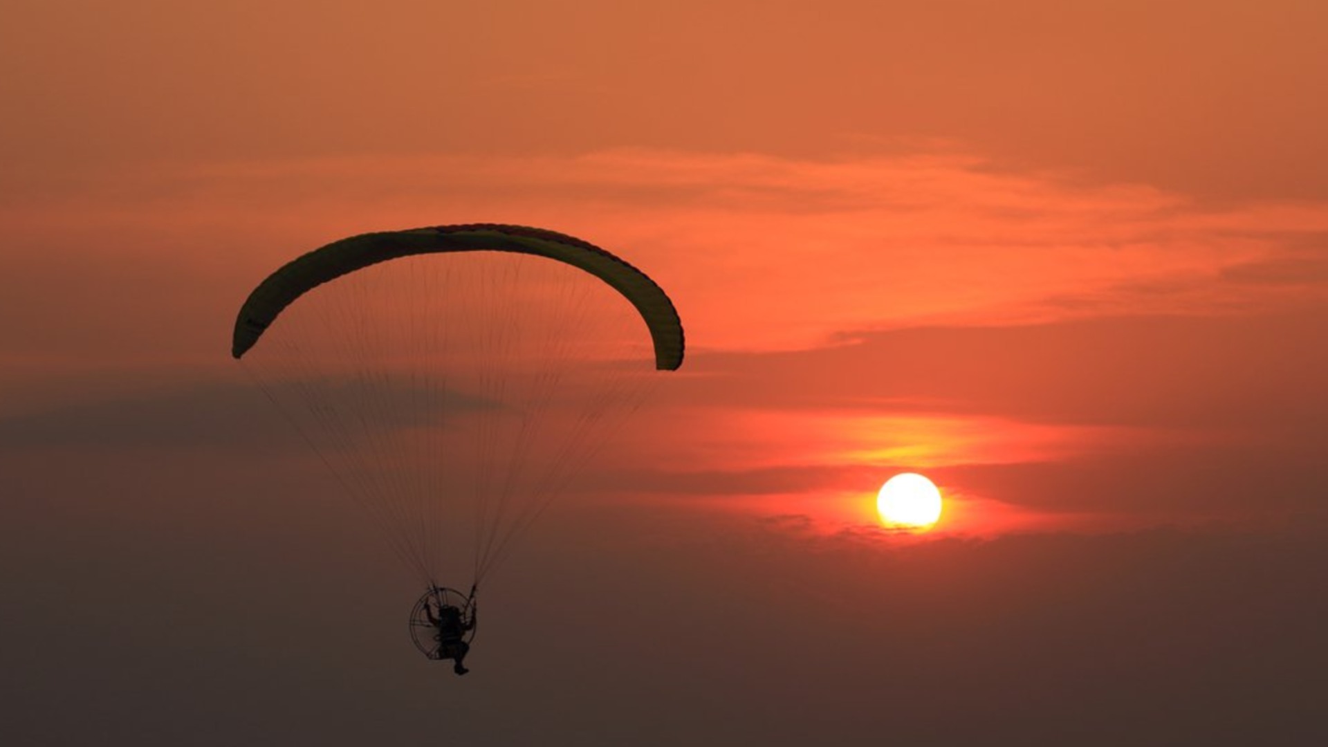 Пътя ли да гледат или небето: Парапланерист за малко да отнесе нищо неподозиращи майка и дете (ВИДЕО)