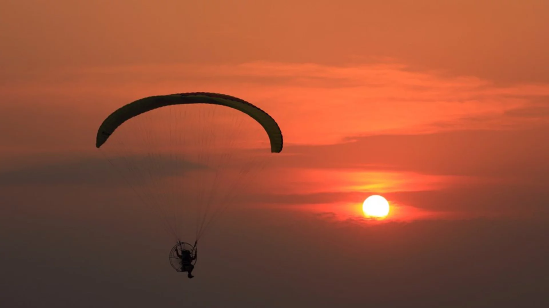 Пътя ли да гледат или небето: Парапланерист за малко да отнесе нищо неподозиращи майка и дете (ВИДЕО)