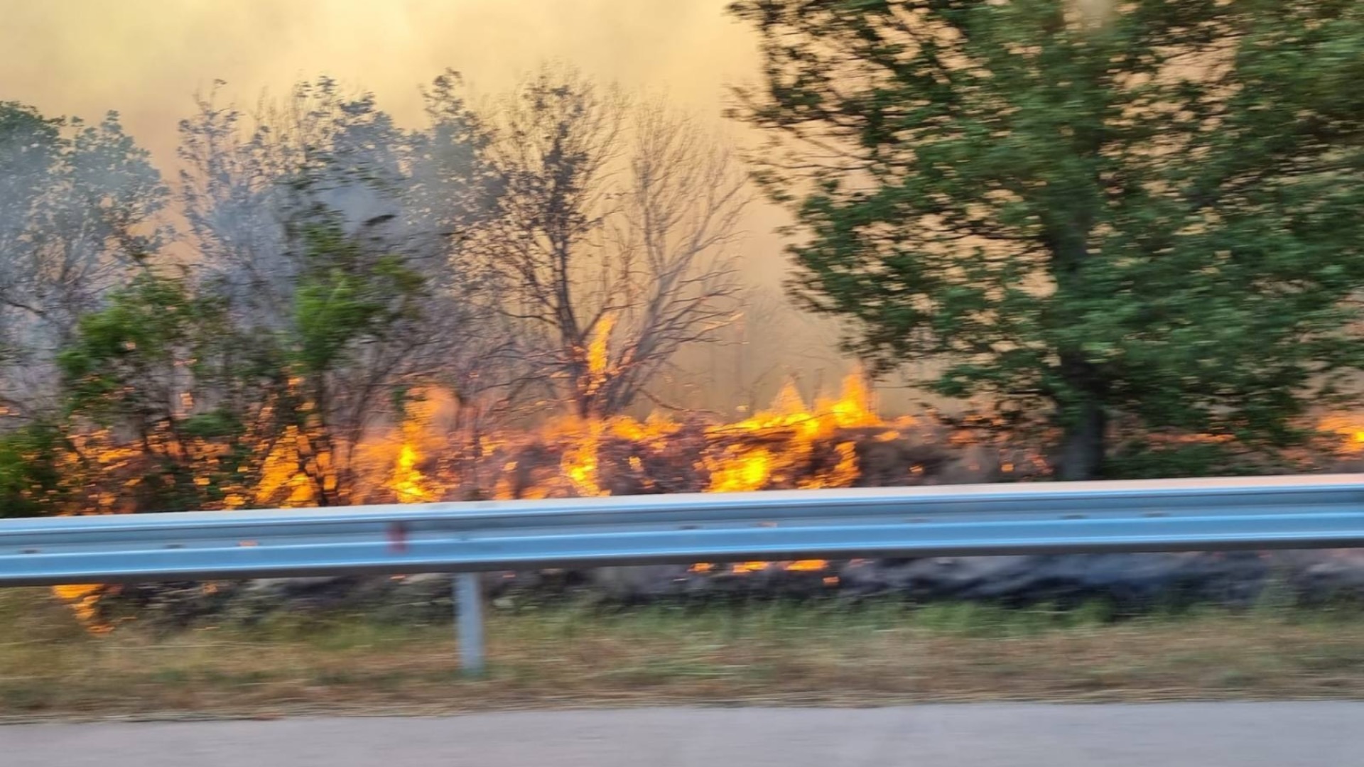 Огромен пожар гори до магистрала 