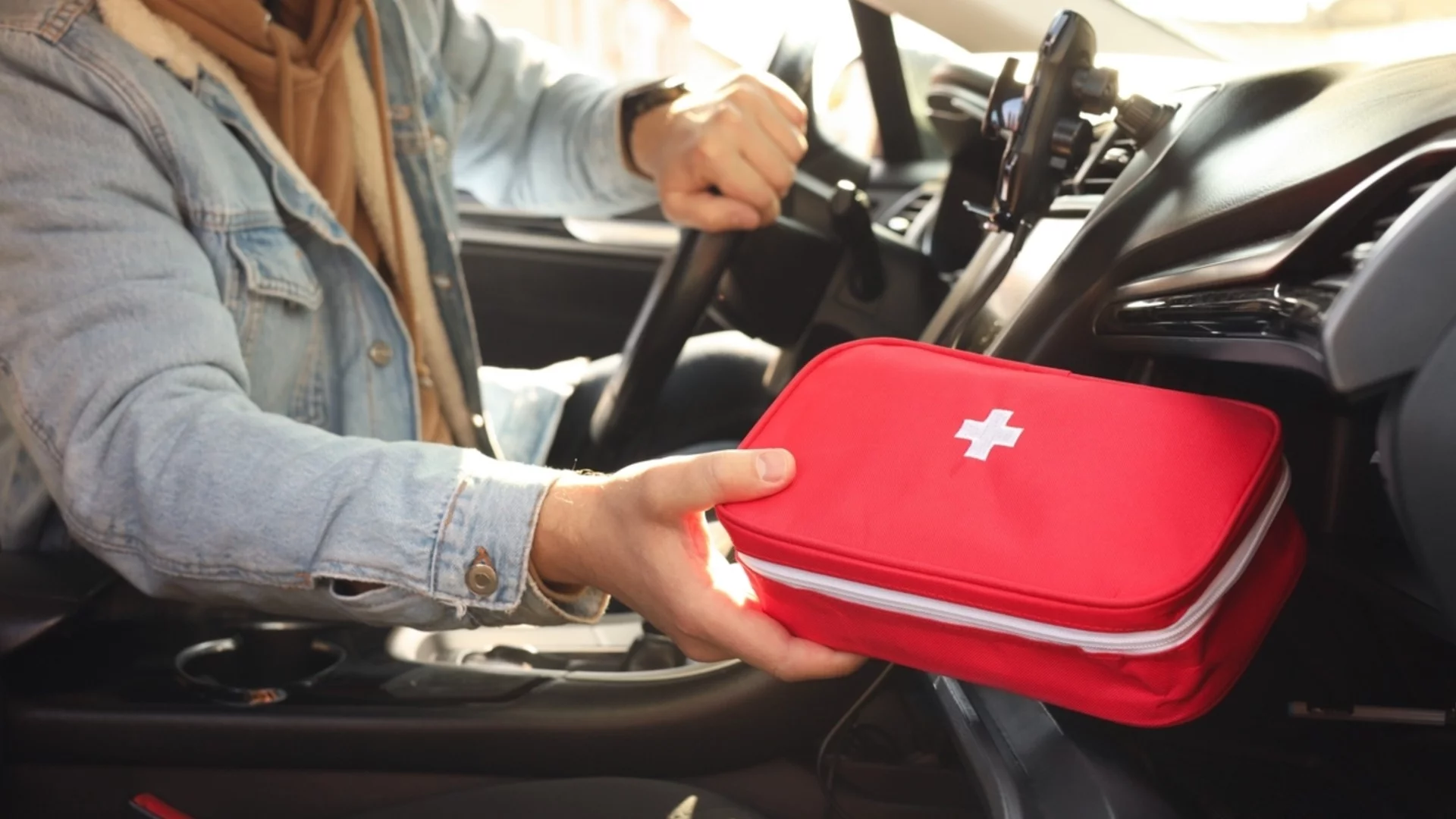 Българите си отдъхнаха: Гърция отложи новите изисквания за аптечките в колите