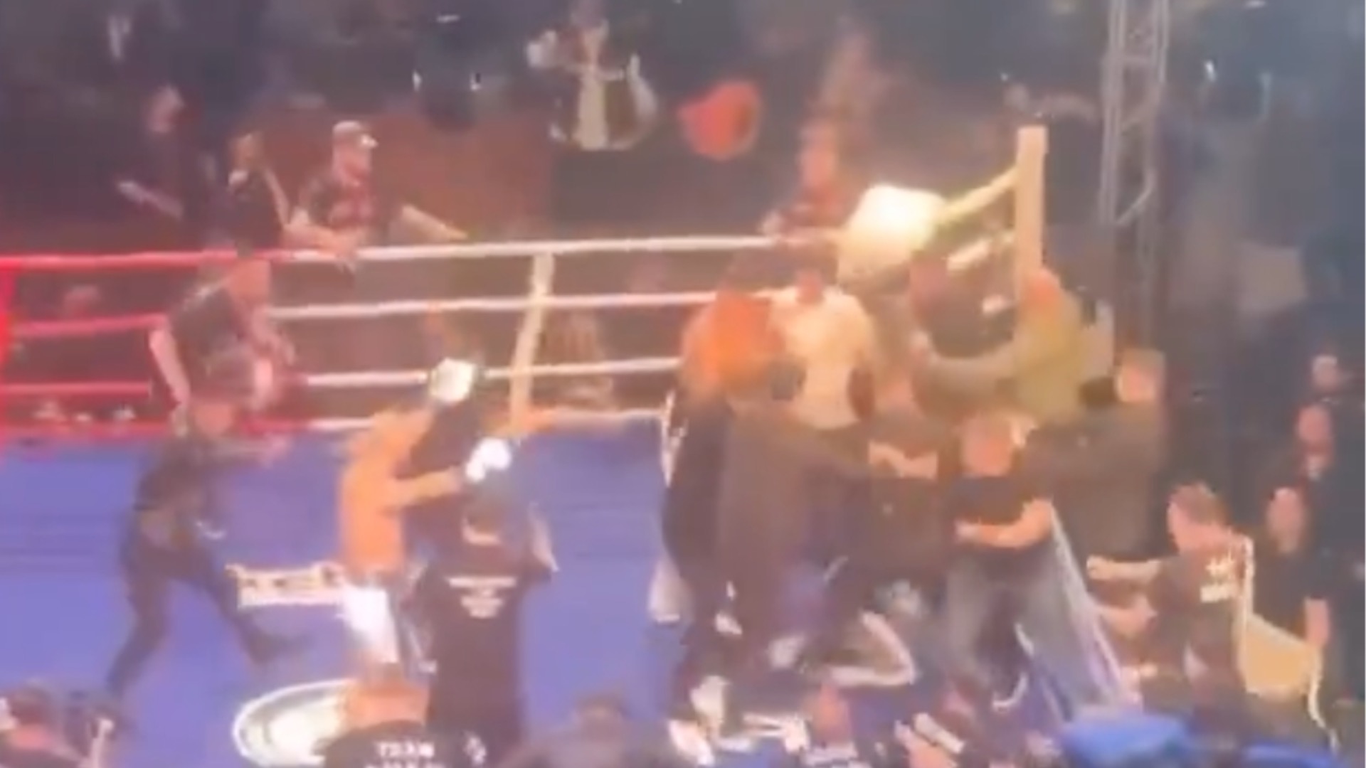 Турски фенове пребиха руски боксьор на ринга (ВИДЕО)