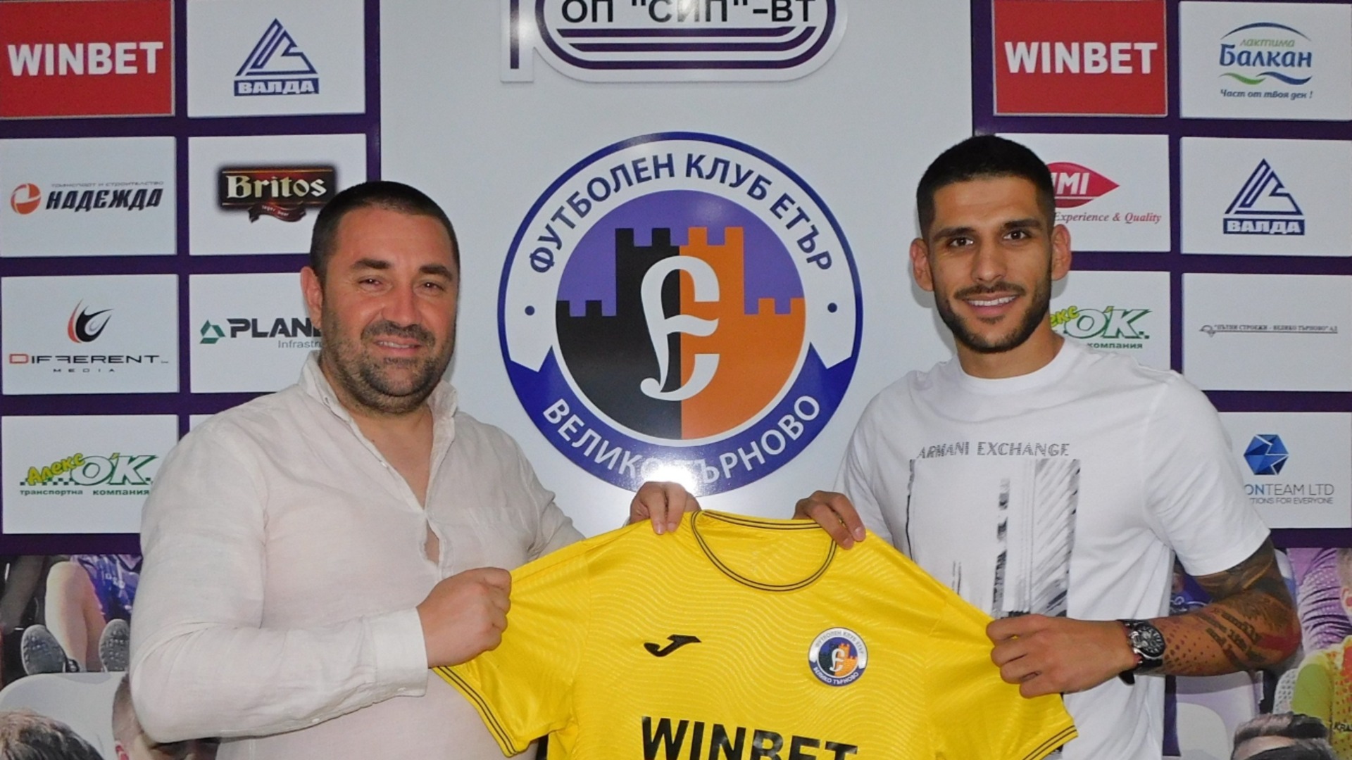 Пази за вековен отбор, но и умее да бележи: Вратарят, който доказва, че българите могат