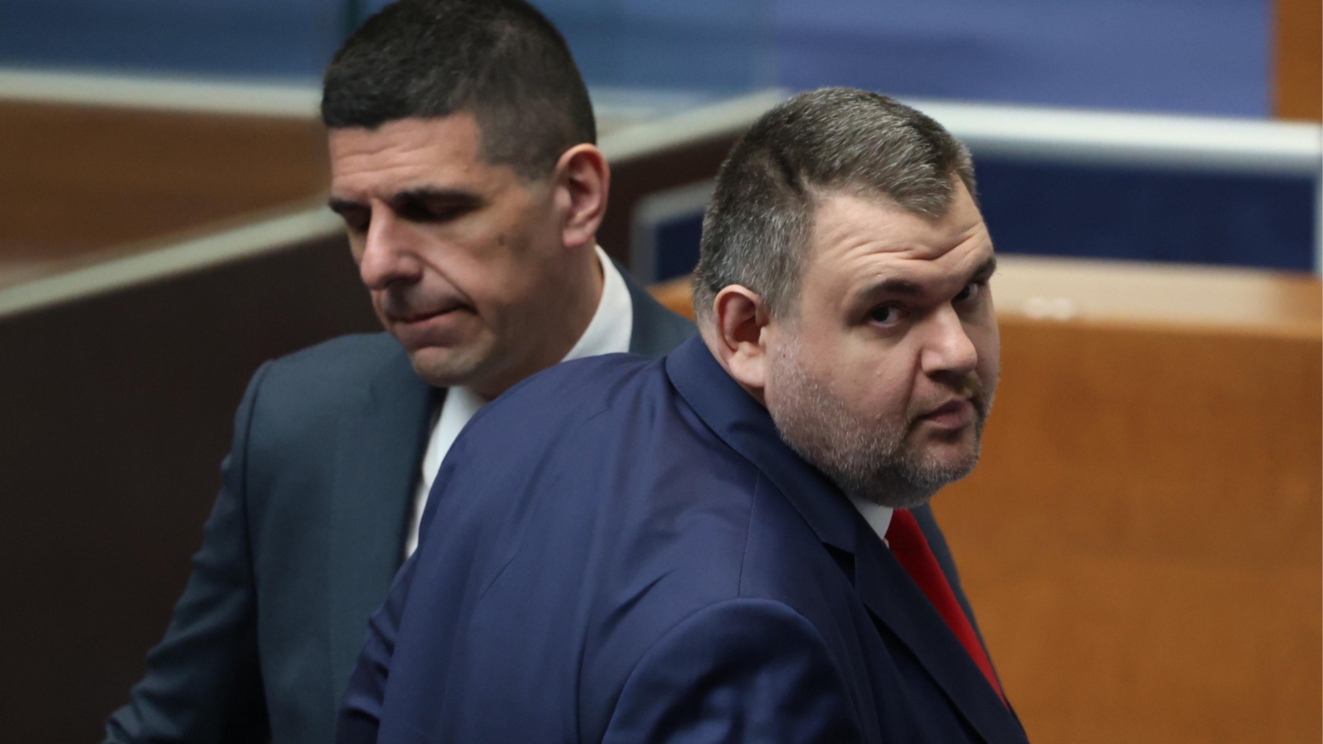 Предлагат комисия да провери частните полети на Пеевски