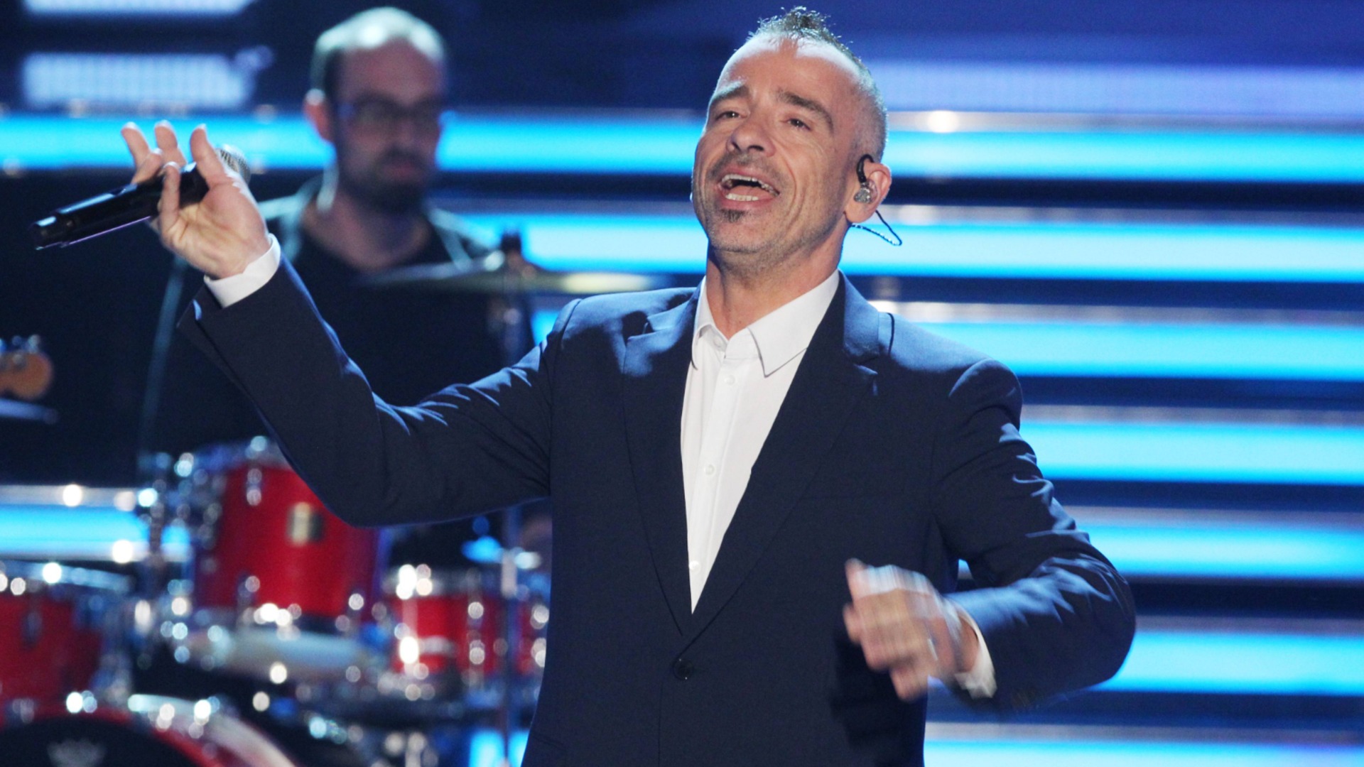 Впечатлихме Италия: Ерос Рамацоти пее 