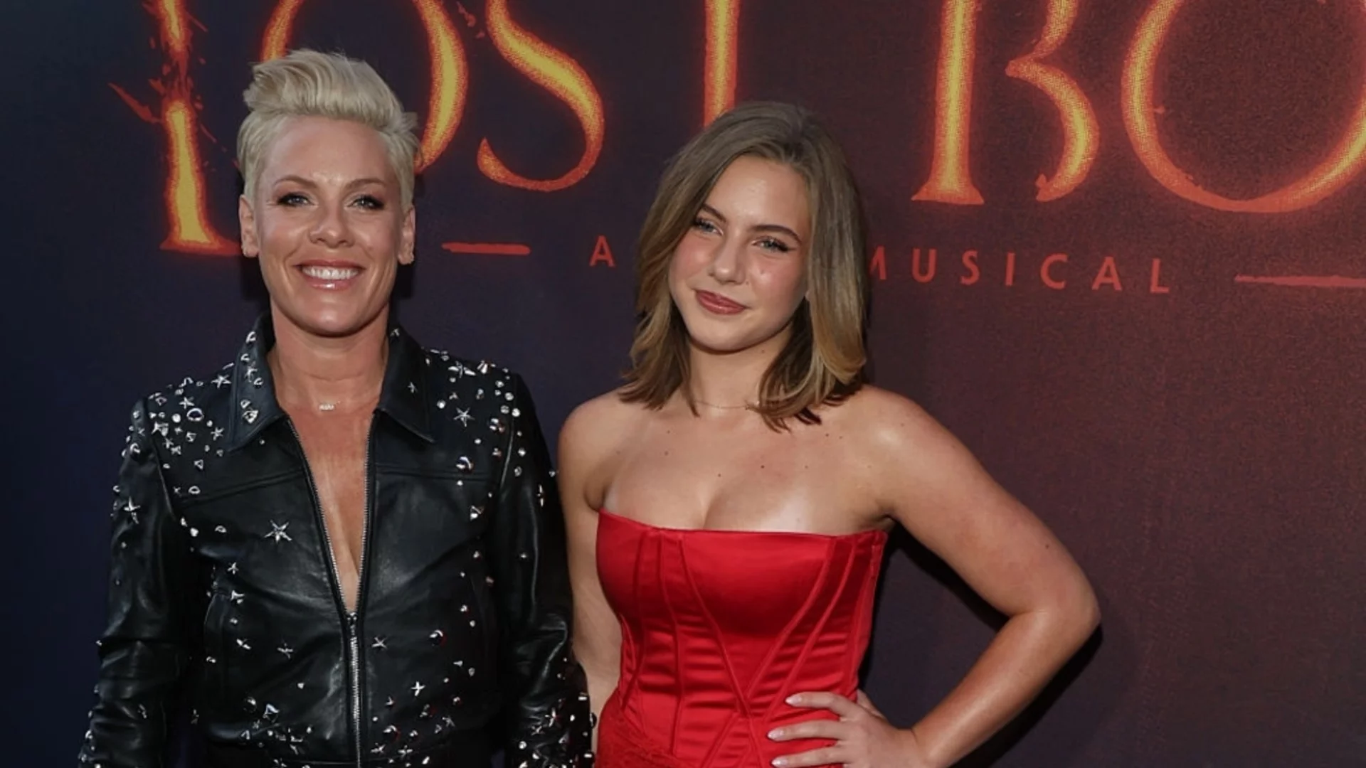 Порасналата дъщеря на Пинк е нейно копие с различен стил (СНИМКИ)