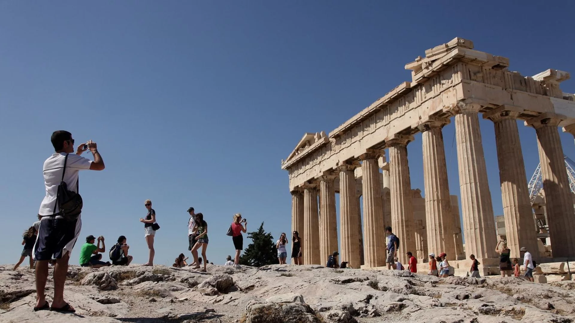 Гърция с мерки за намаляване на туристите: Няма да може да нощуваме, където поискаме