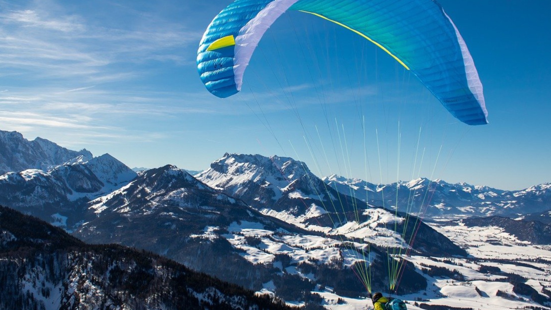 Кацнал на едно дърво: Спасиха парапланерист