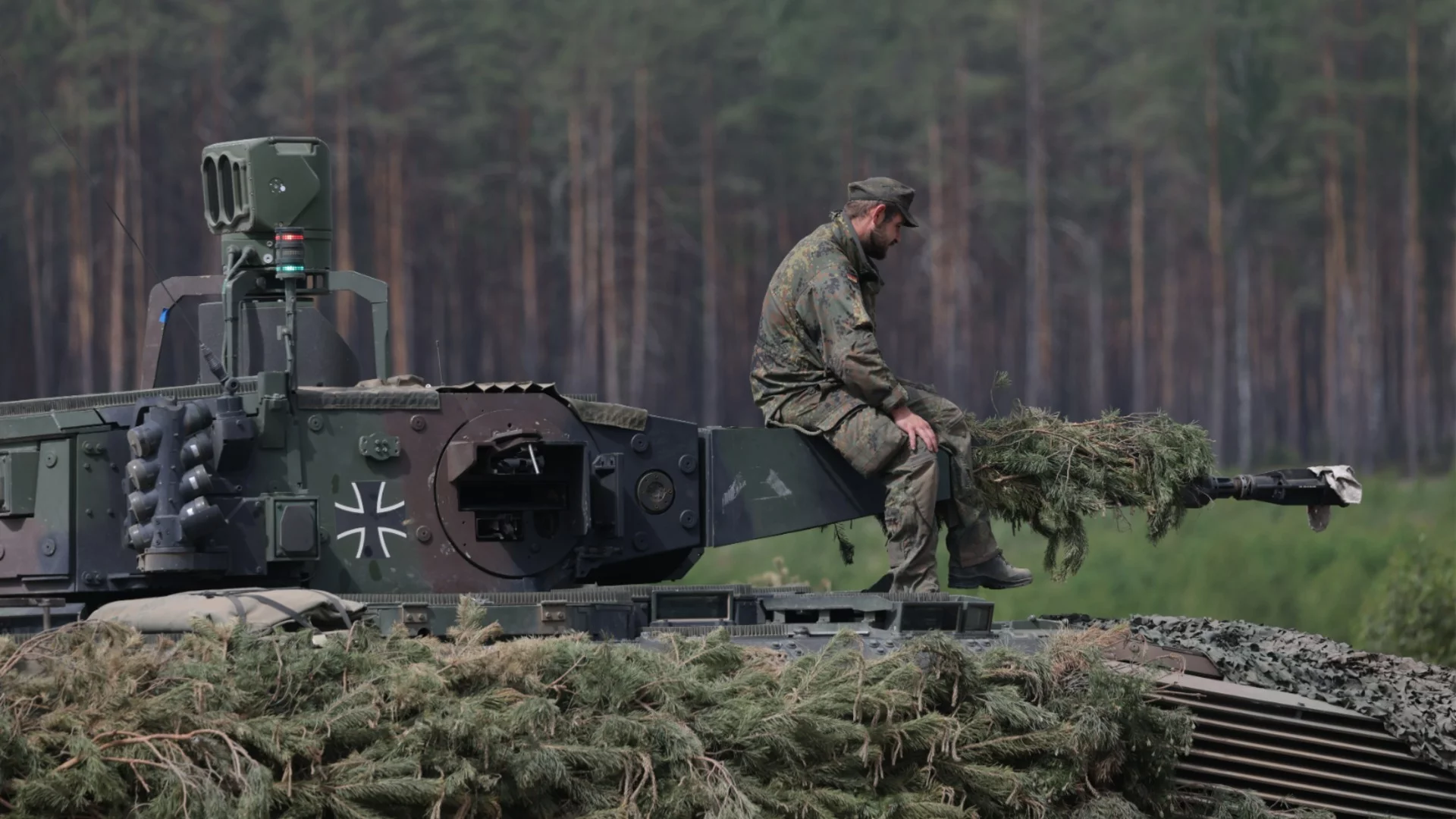 Милиарди за оръжия: Светът харчи все повече за война или отбрана, Европа води колоната