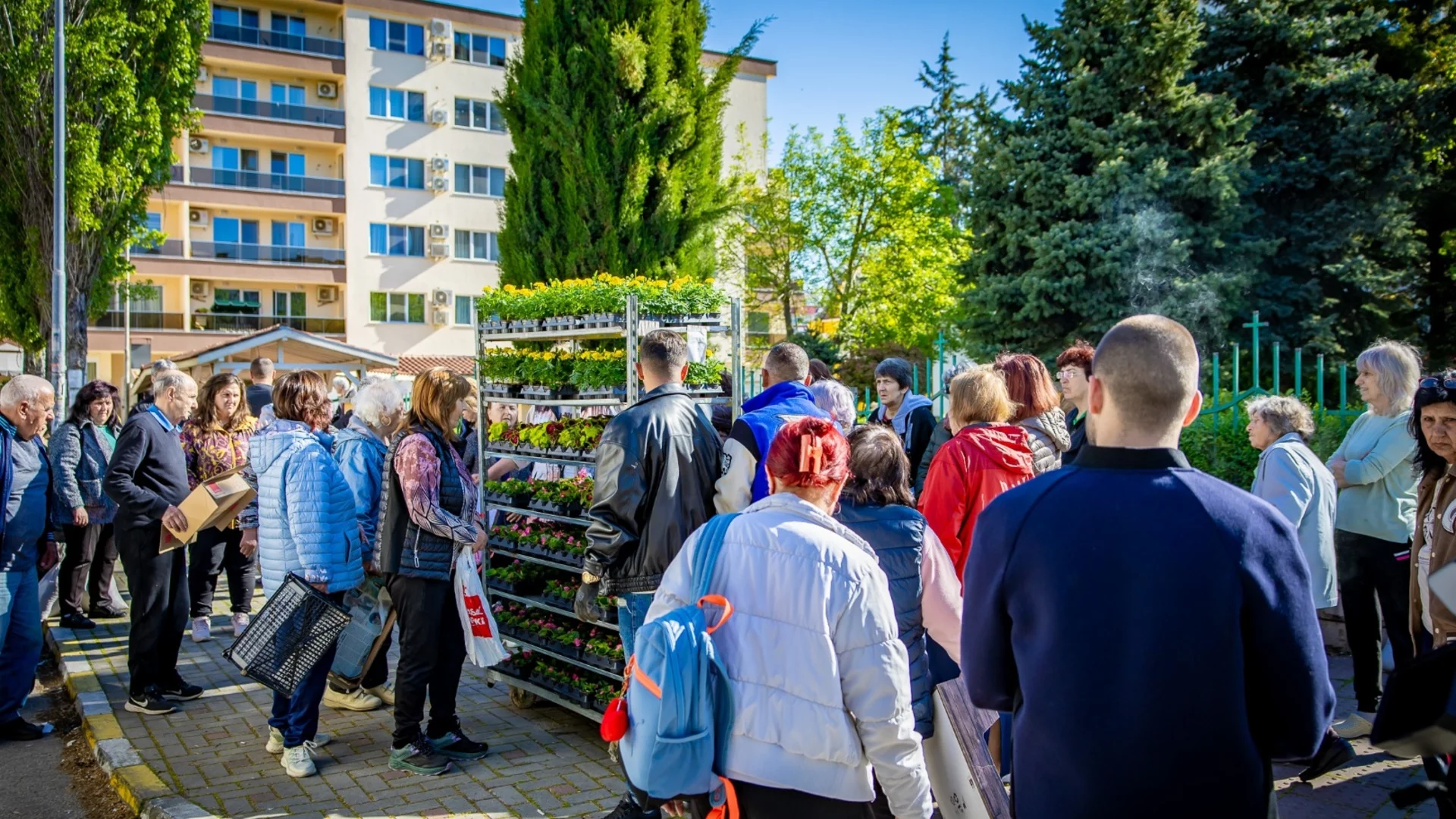 Инициативата на Община Пазарджик „Цветя за смет“ привлече стотици граждани