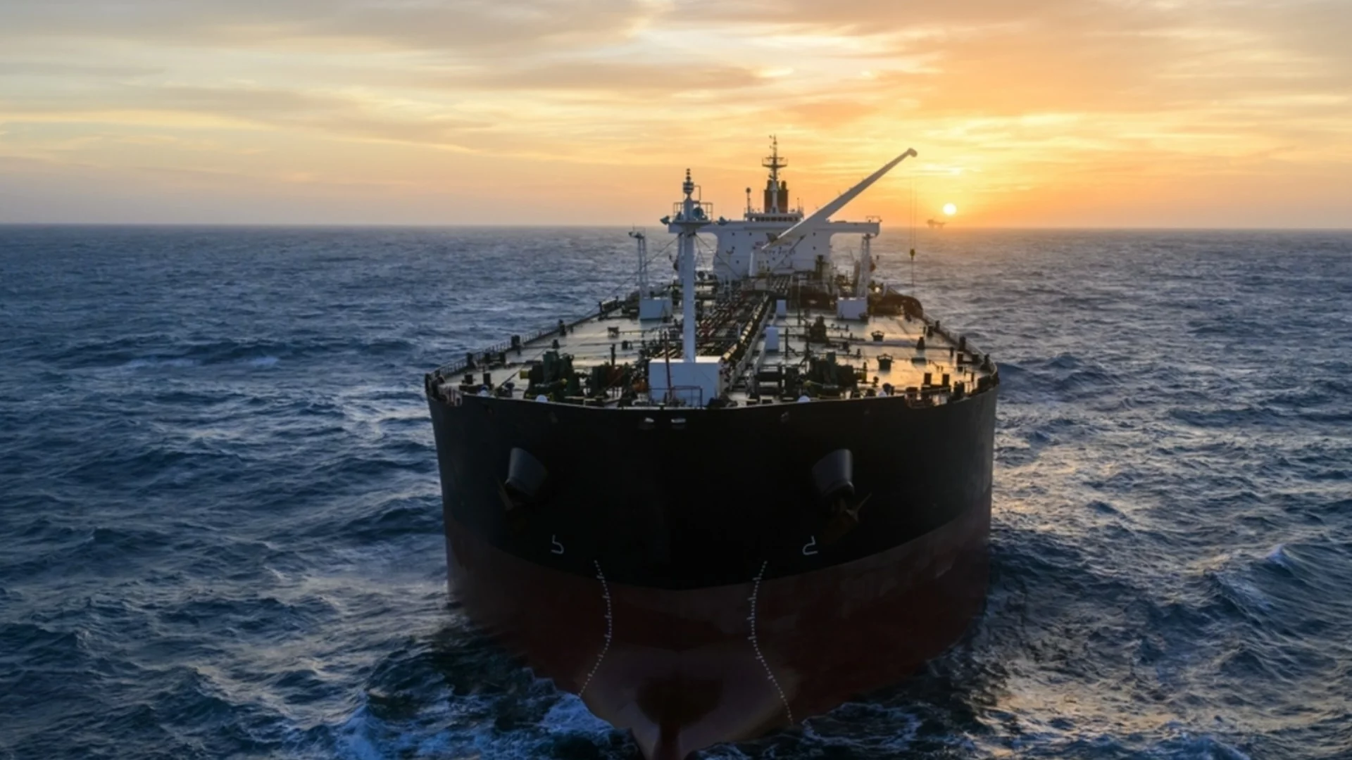 Петролът пак тръгна нагоре: Подготвя ли се пазарът за по-голямо сътресение?