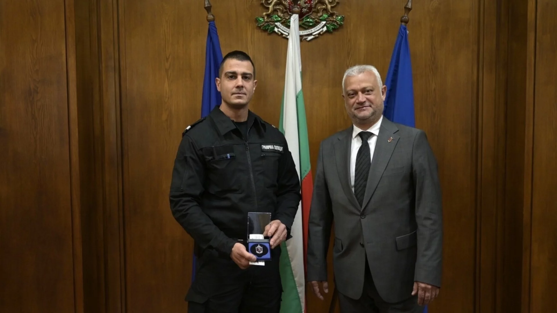 Министър Емил Дечев награди полицая, спасил хората от катастрофиралия автобус край Малко Търново