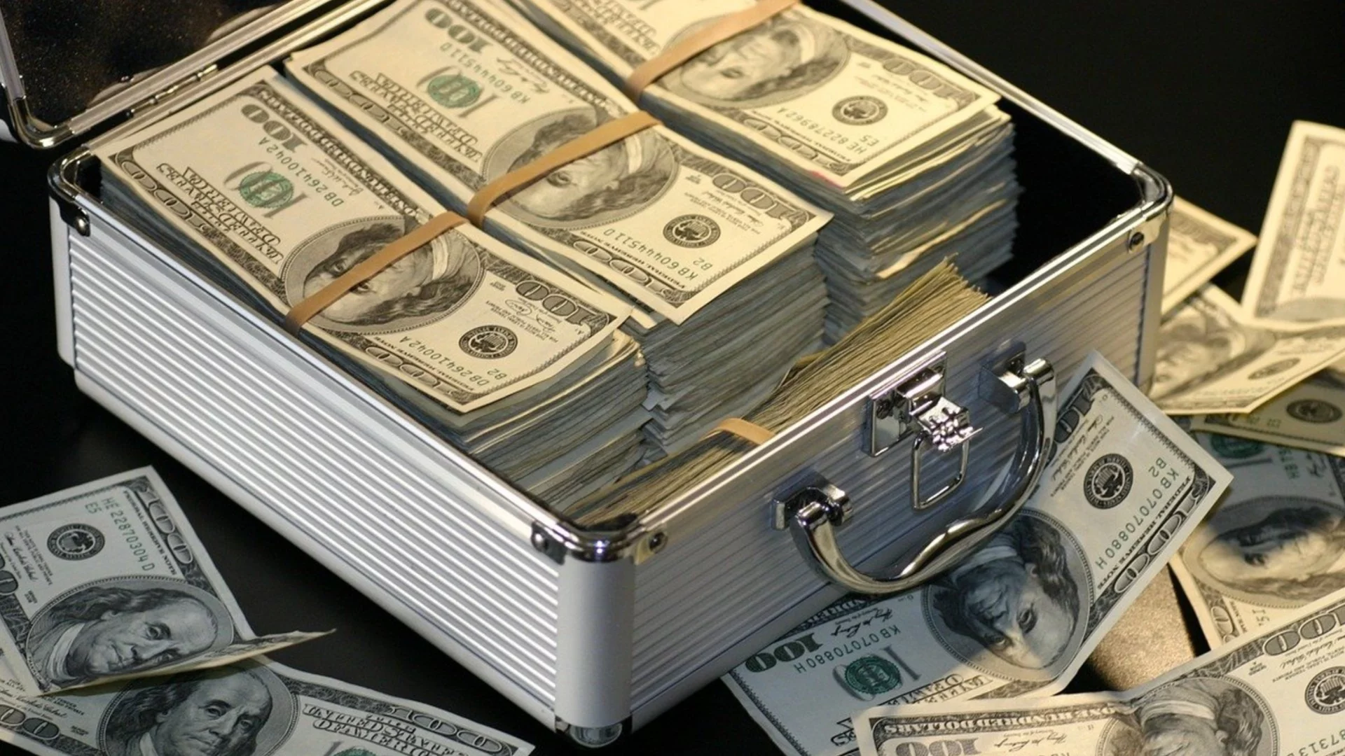 В четвъртък: Телец, Везни + още 2 зодии ще хванат последния влак към големите априлски пари