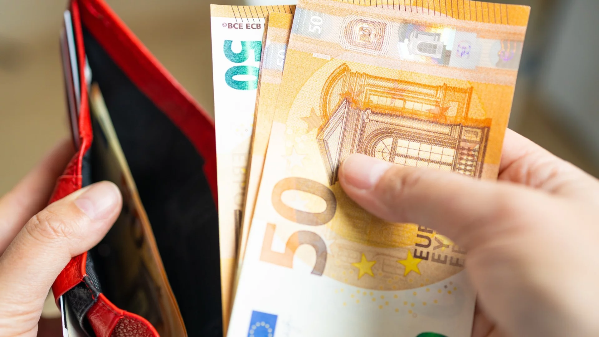 Ето колко струва животът за тричленно семейство у нас: Нови данни на КНСБ