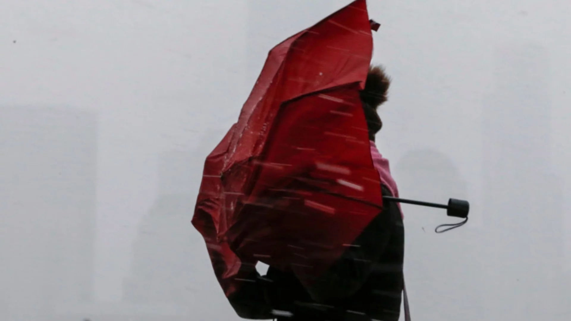 Жертва и ранени заради силен вятър в Румъния (ВИДЕО)