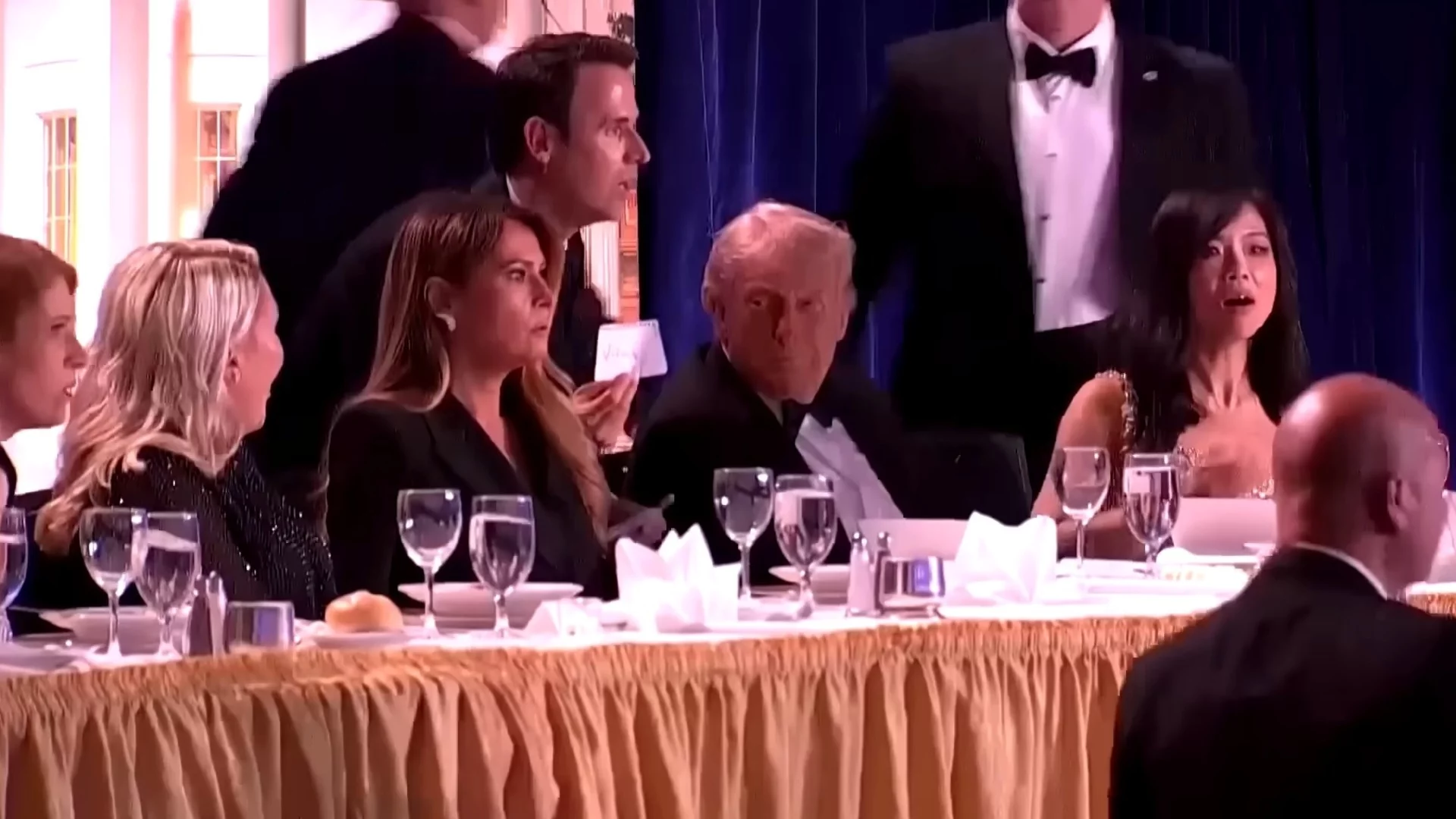 Реакциите в мрежата след стрелбата: Мелания се скрила първа, службите я зарязали, а Тръмп паднал (ВИДЕО)