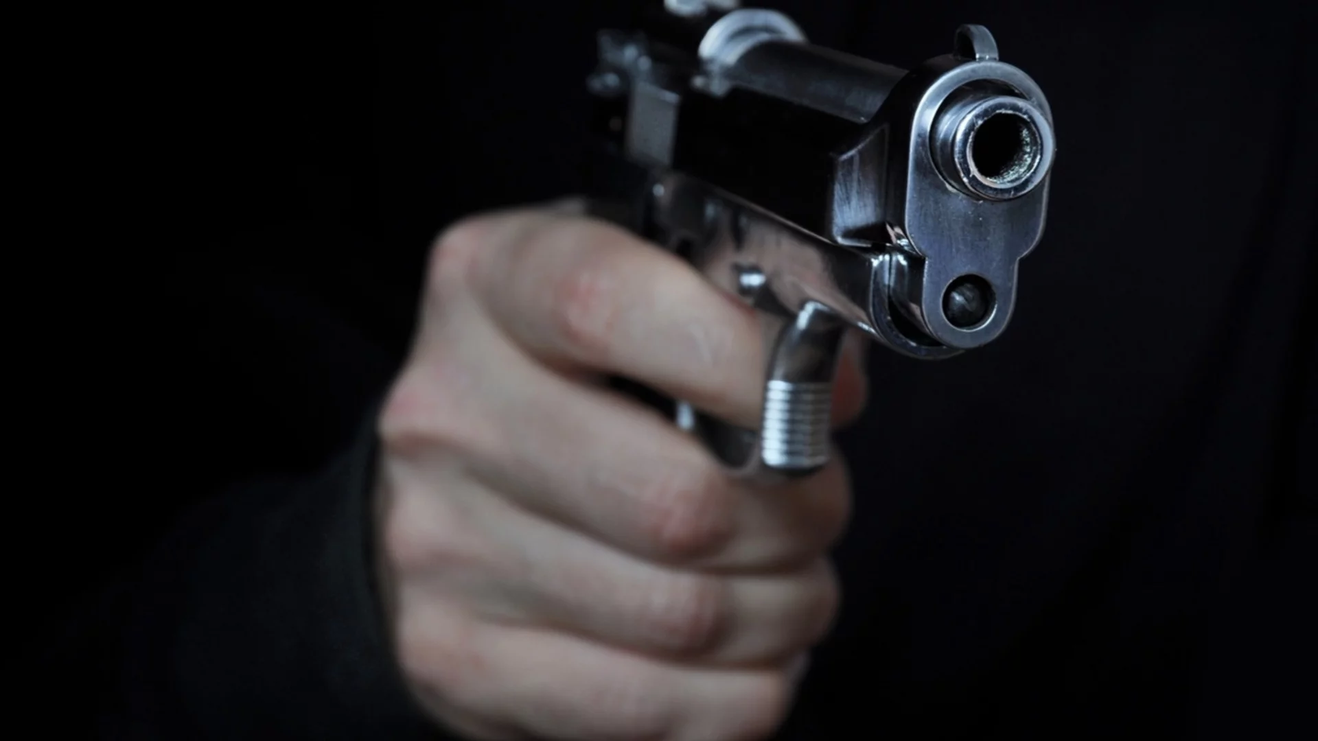 Заплашил жена си с пистолет: Мъж е задържан за домашно насилие