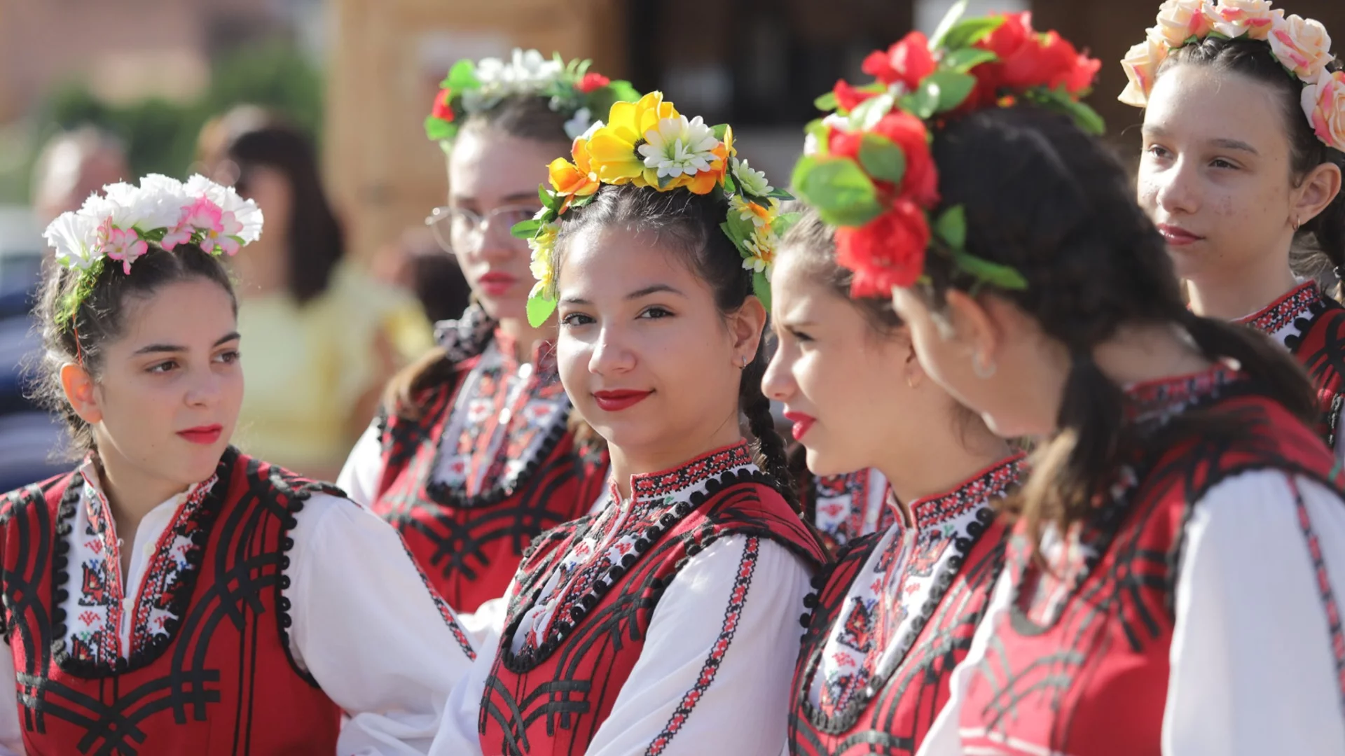 Късно е, Лъвове, Водолеи + още 2 зодии за китка! Април почти свърши