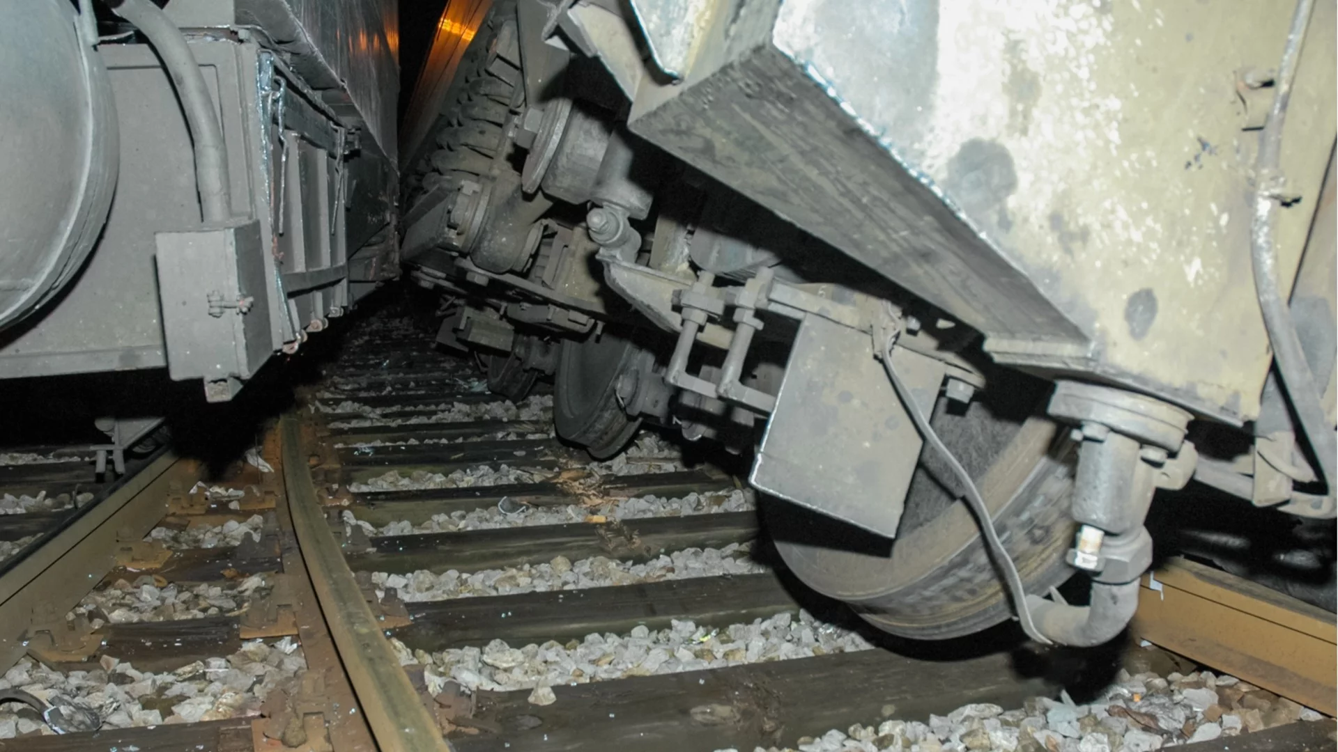 Влакове се сблъскаха в Индонезия, има жертви и ранени (ВИДЕО)