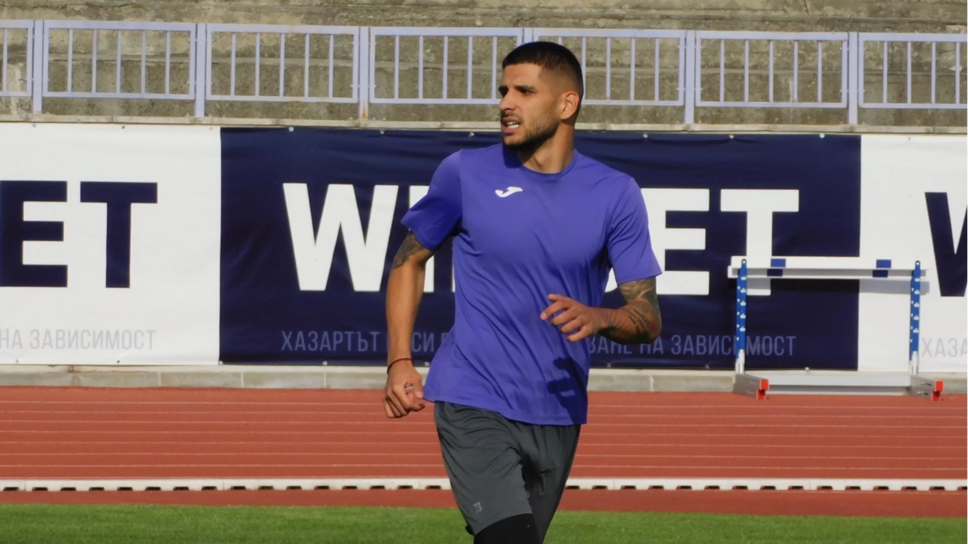 Пази за вековен отбор, но и умее да бележи: Вратарят, който доказва, че българите могат