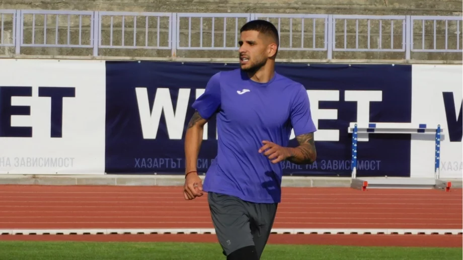 Пази за вековен отбор, но и умее да бележи: Вратарят, който доказва, че българите могат