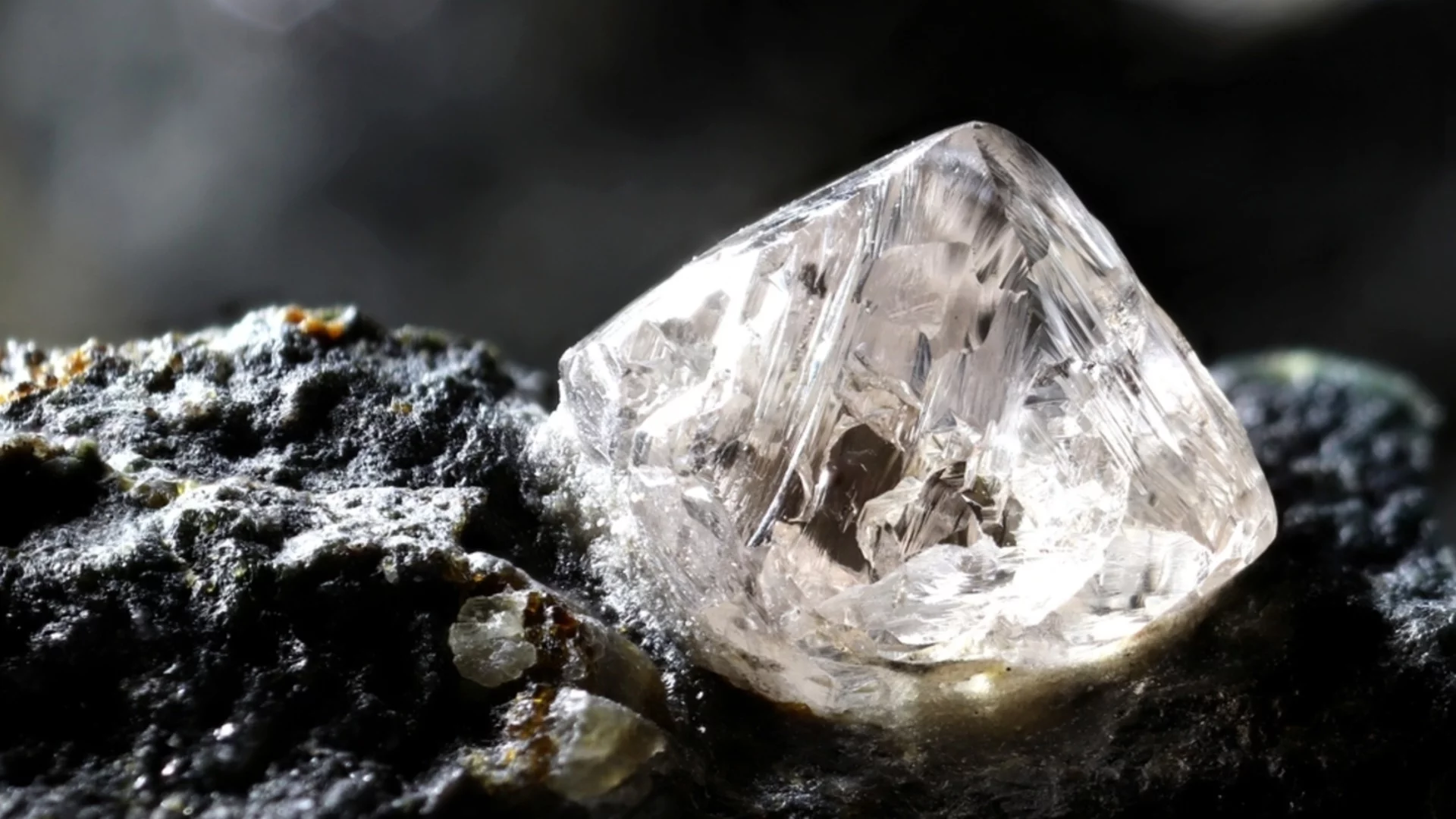 Учени откриха рядък древен диамант в Арктика