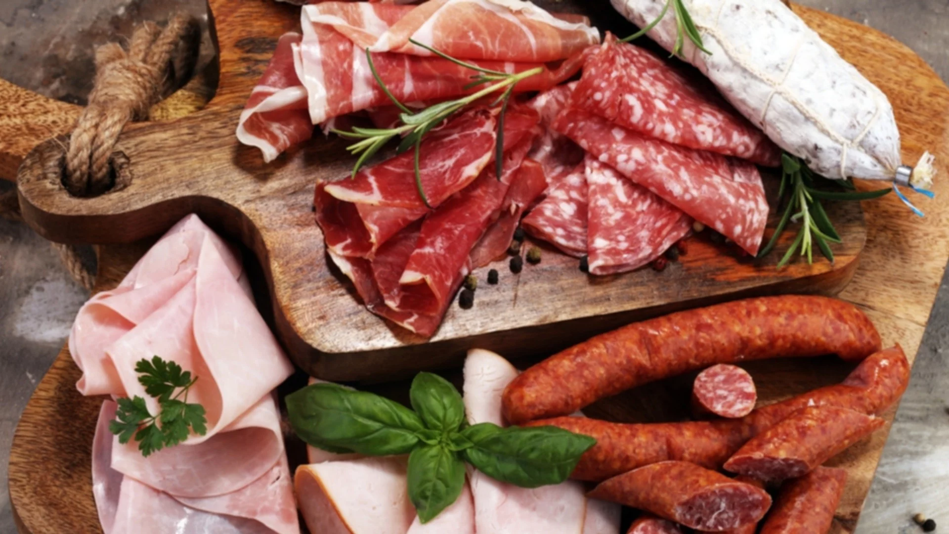 Каква е разликата между салам и луканка