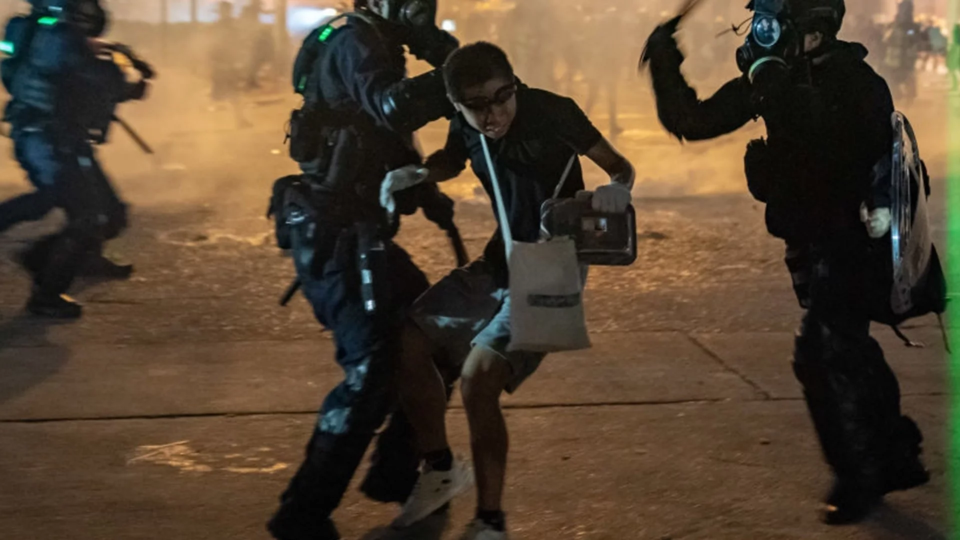 Охранители скъсаха ризата на депутат (ВИДЕО)