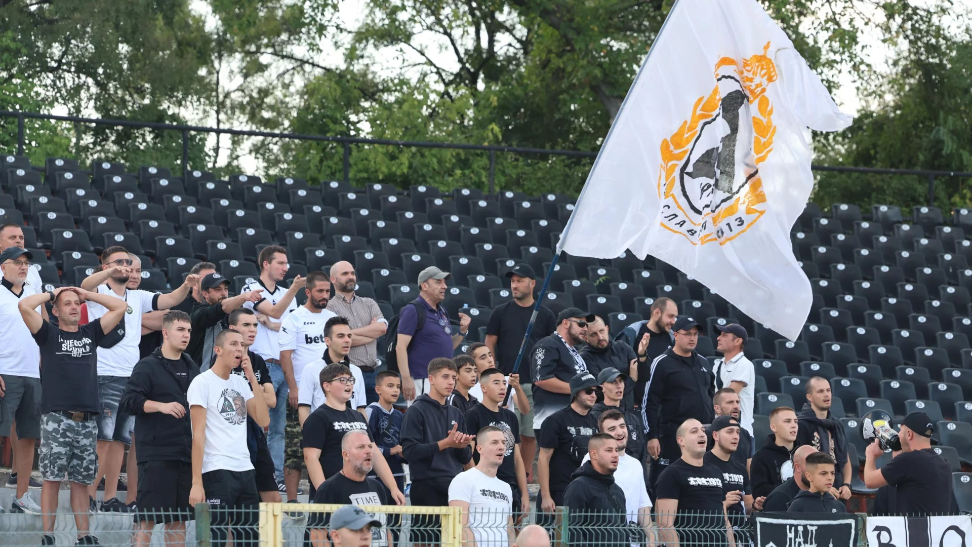 Феновете на Славия отговориха на Венци Стефанов: Как се продава нещо, което не е твое?