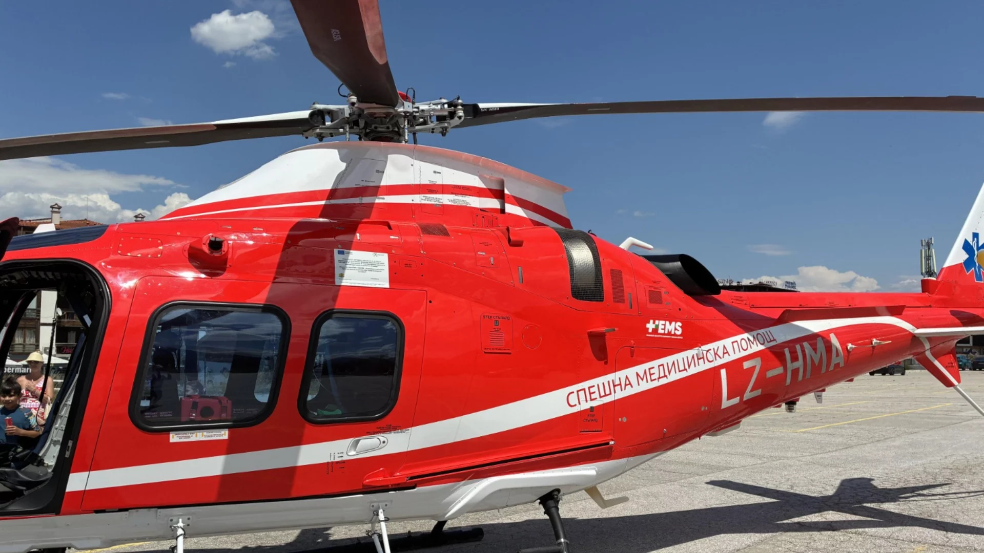 Спасяват го с хеликоптер-линейка: Струг почти отряза ръката на мъж