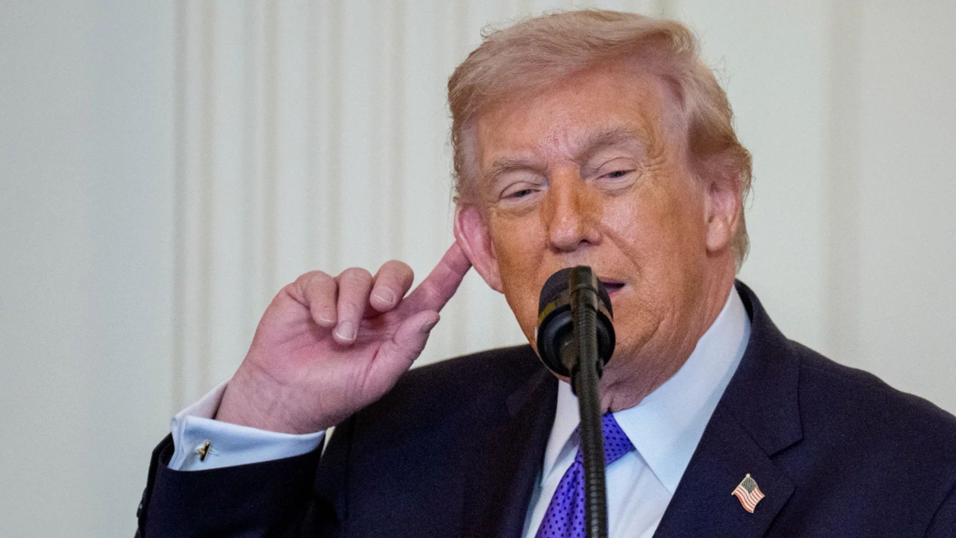 Безпрецедентен нарцисизъм: Тръмп ще се мъдри в ограничен тираж паспорти  (СНИМКИ)