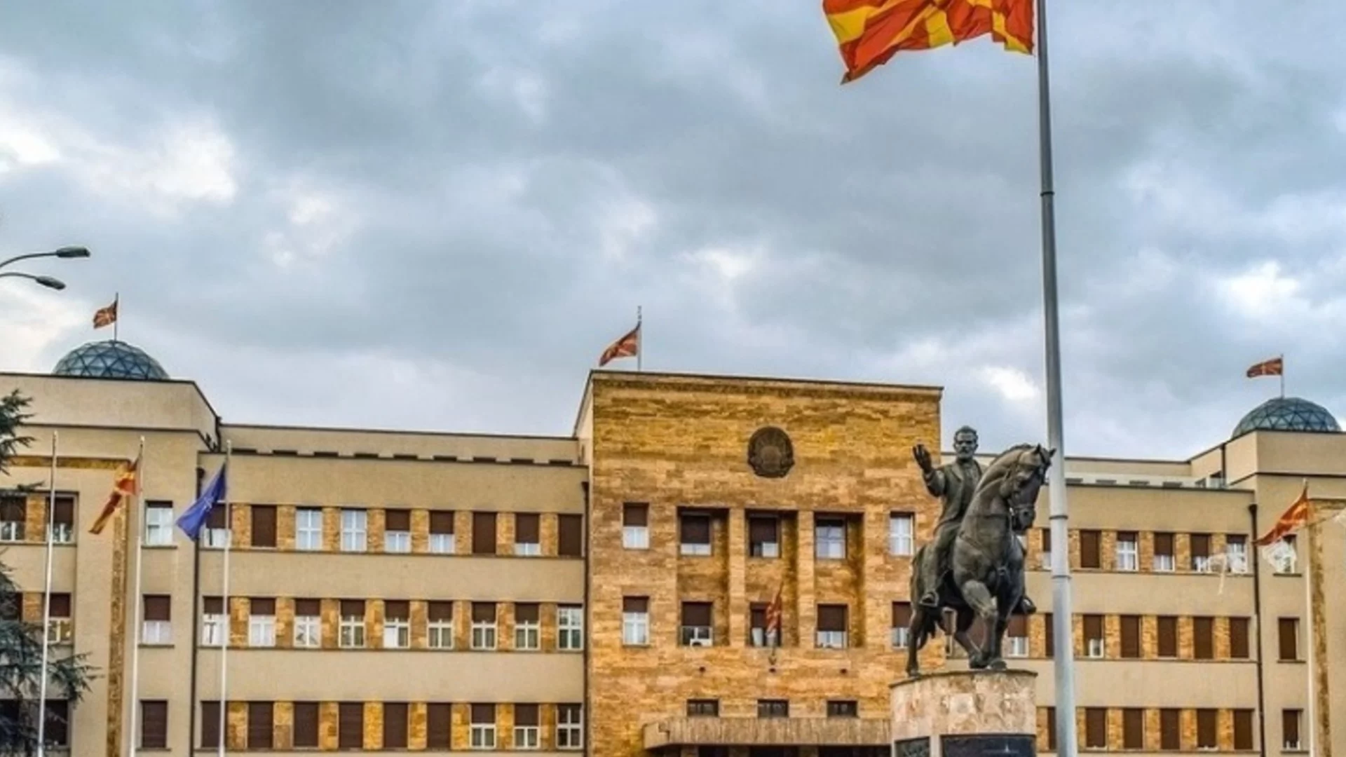 Партията на Мицкоски се присмя на инициативата за вписване на българите в конституцията