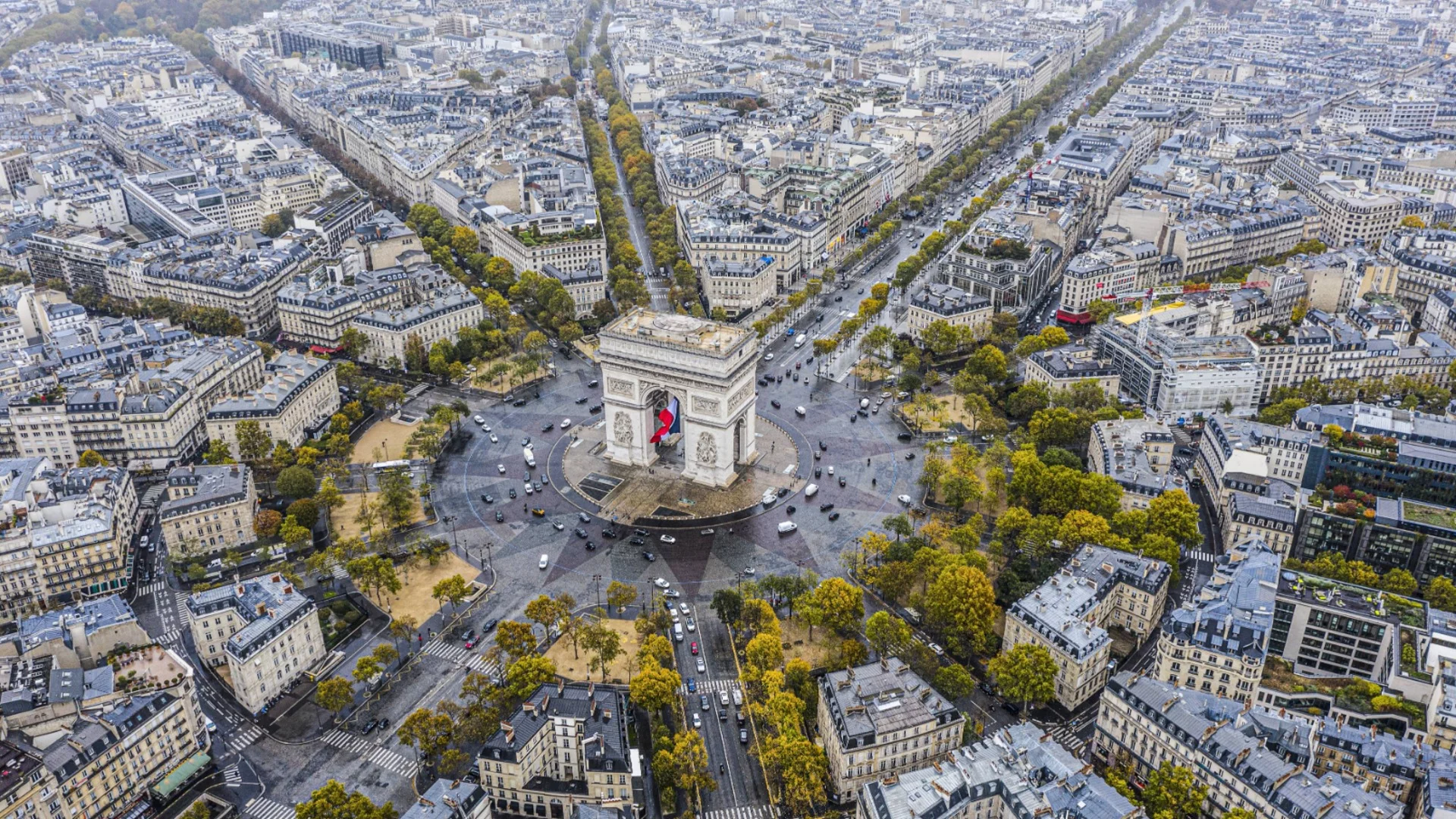 Кой европейски град има площад, който се превръща в огледало след дъжд