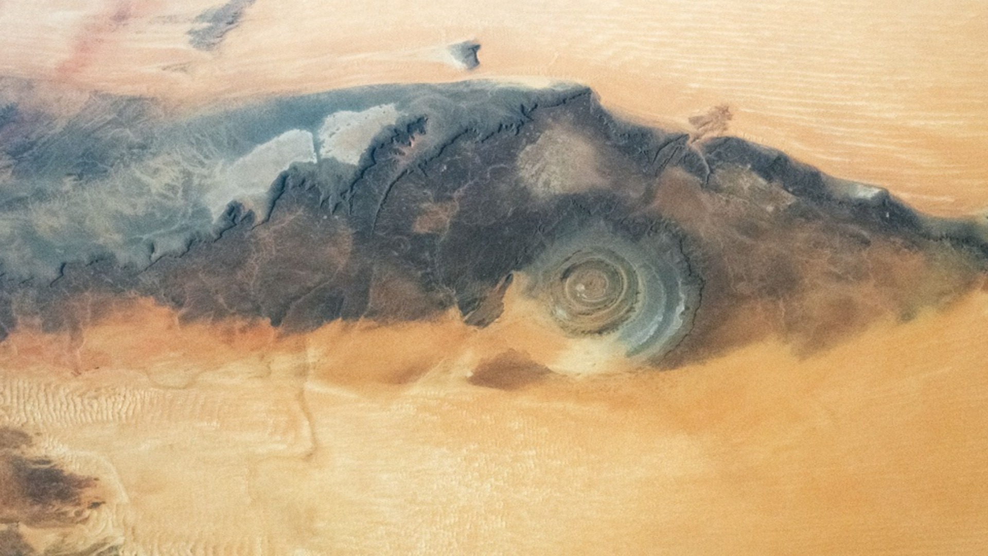 Окото на Сахара: НАСА разкри какво се крие за него