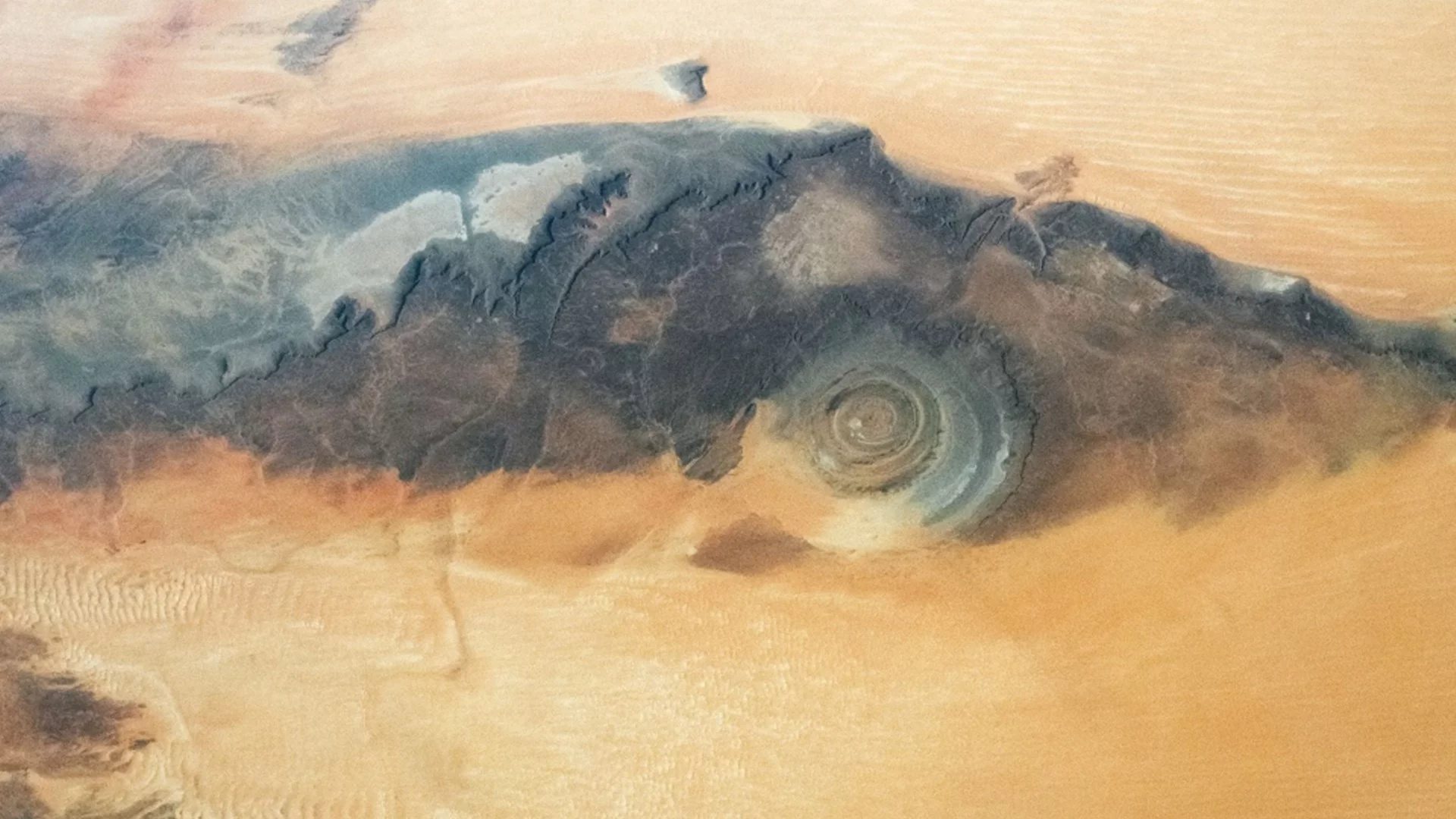 Окото на Сахара: НАСА разкри какво се крие за него