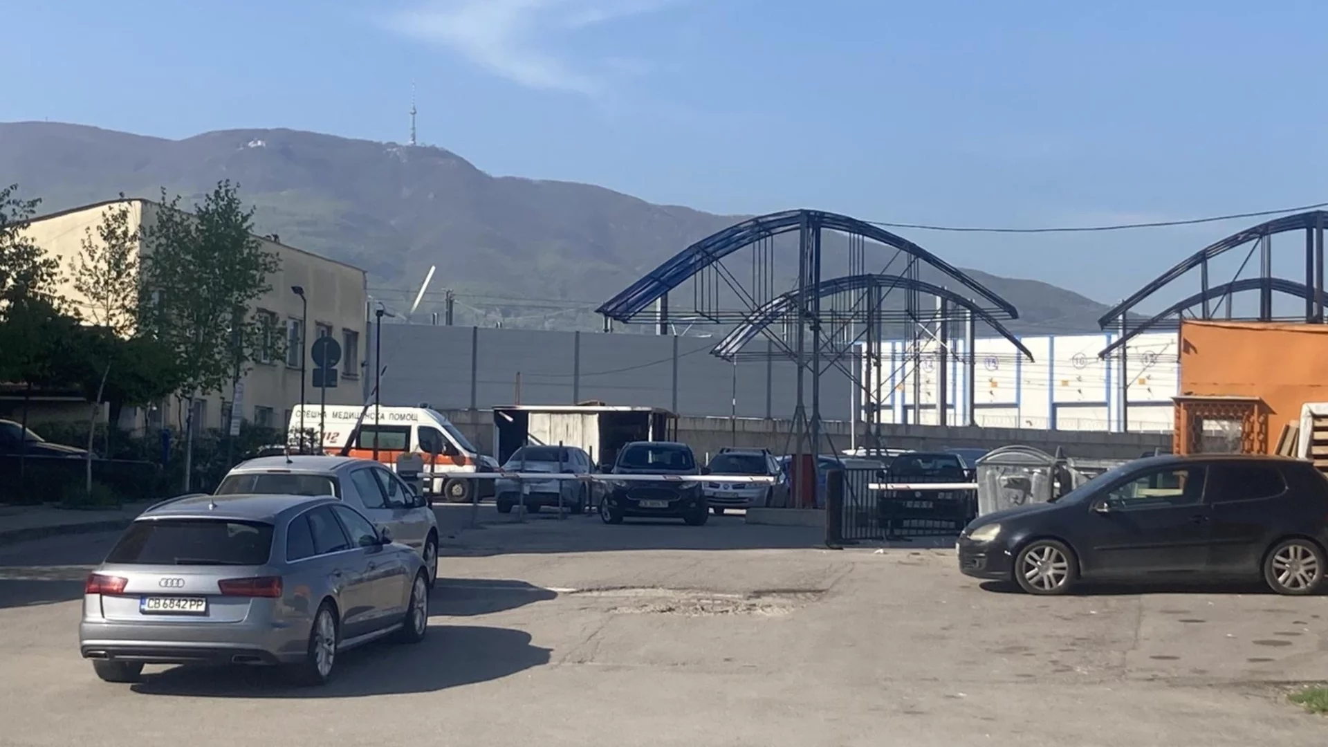 Мъж се е барикадирал в гараж "Земляне" в София