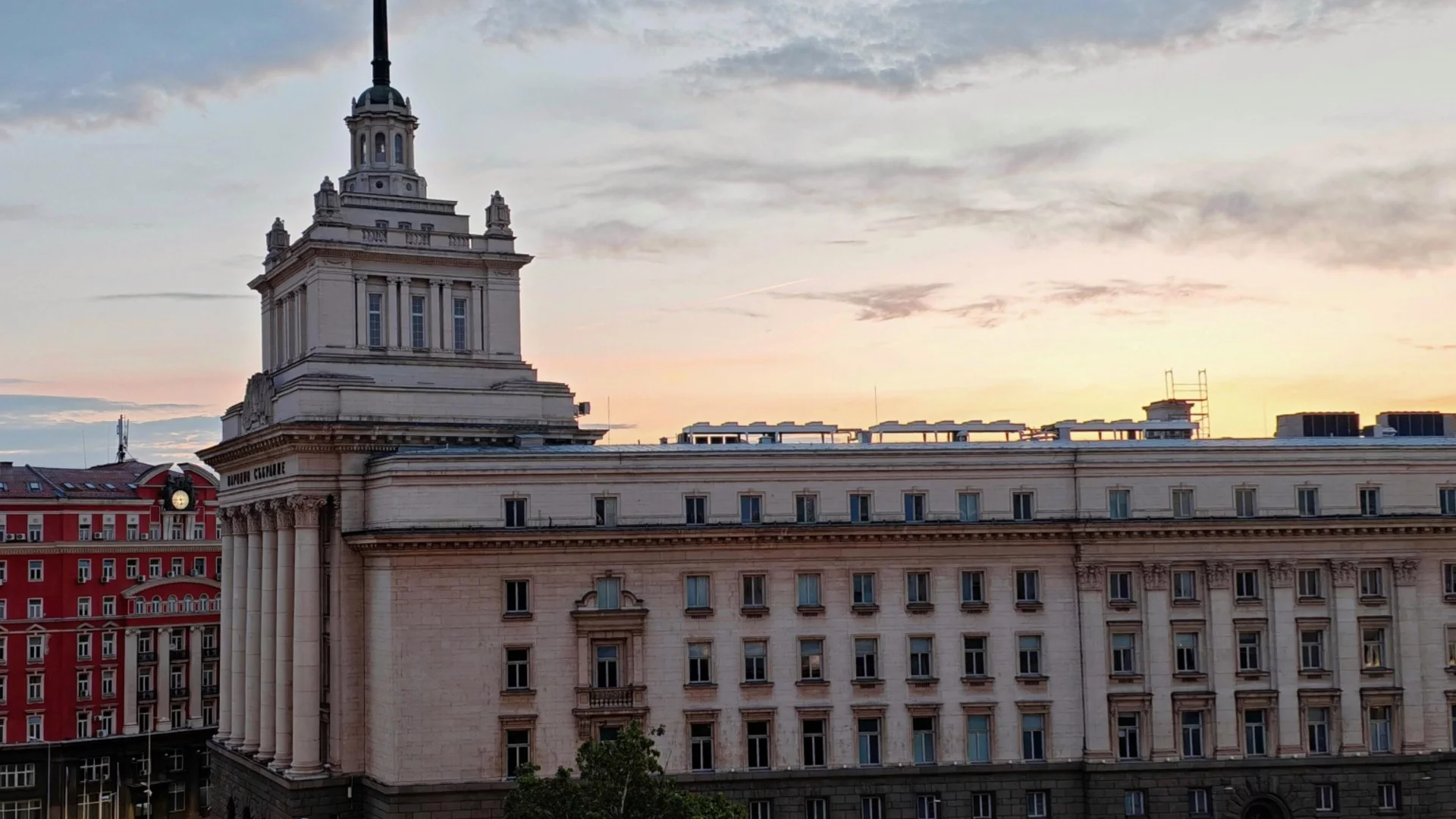 "София няма да е Москва": Посрещат новите депутати с освиркване