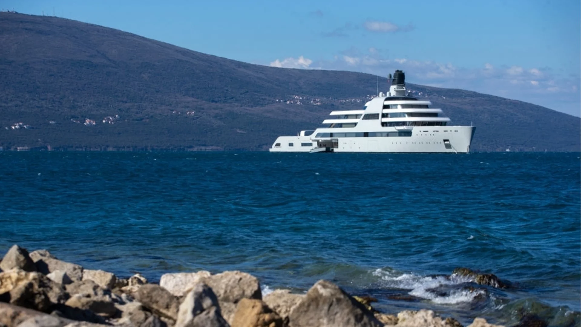 Най-богатият руснак: Кой е олигархът на Путин, чиято яхта мина безпроблемно през блокирания Ормузки проток?