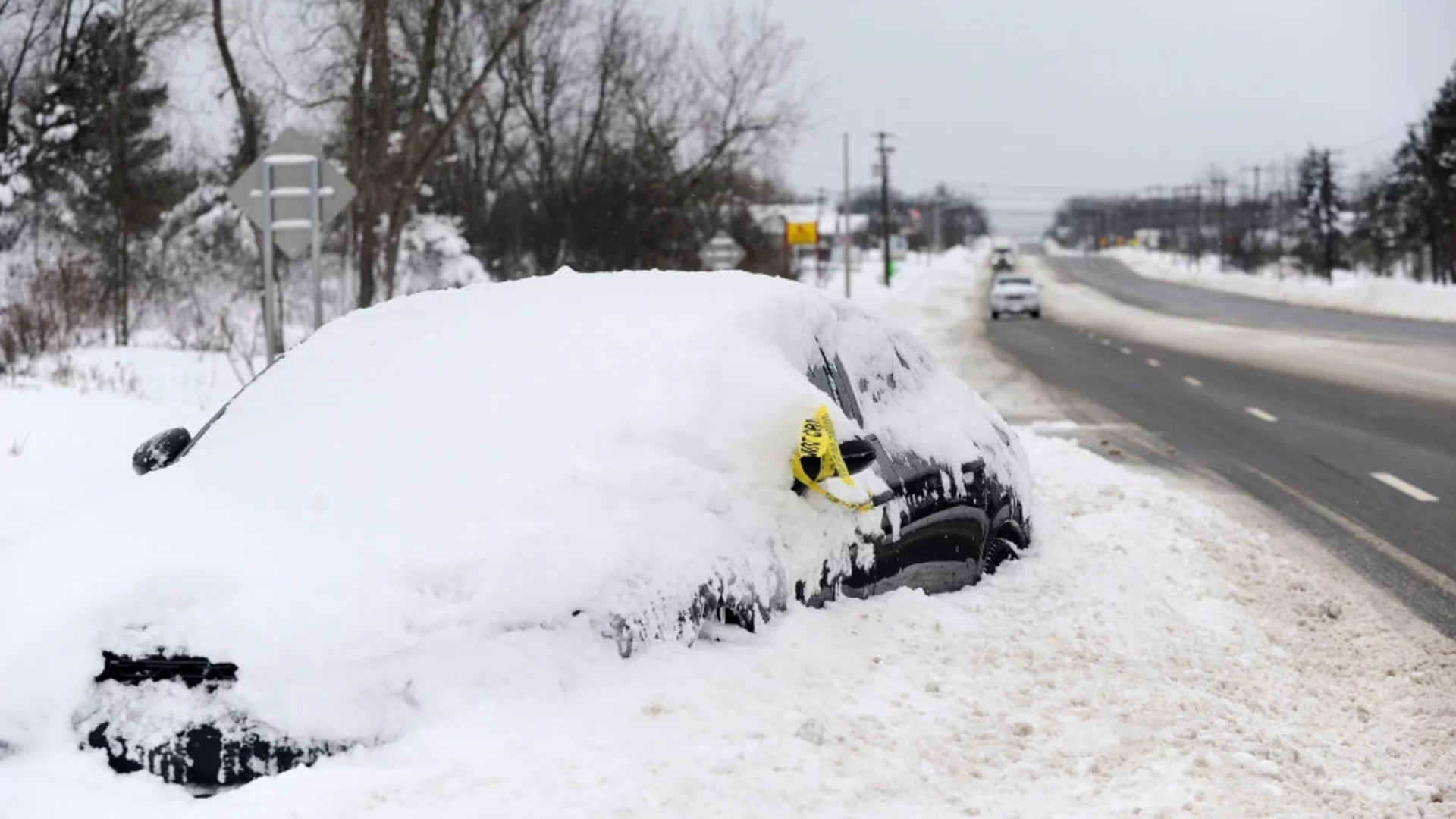 Вече втори ден: Силен априлски сняг в Москва, има загинали (ВИДЕО)