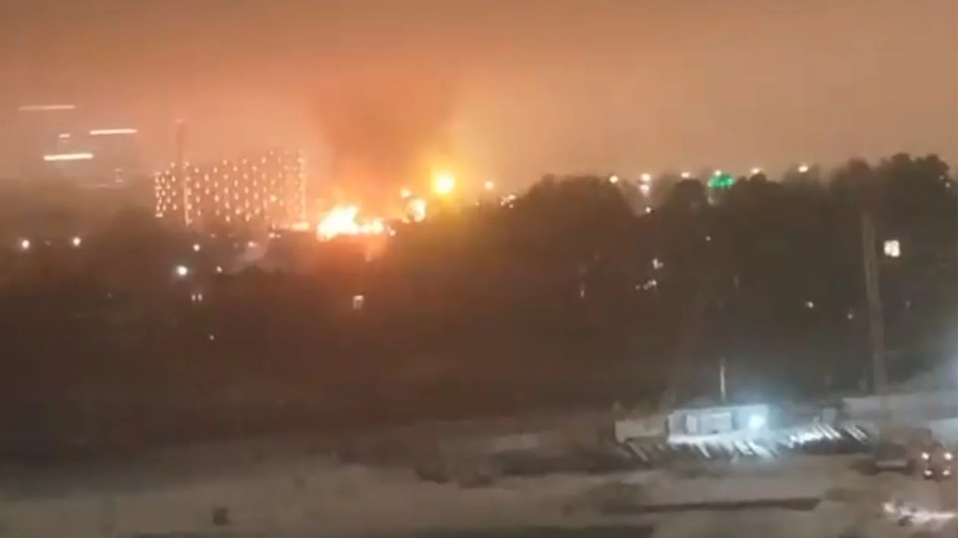 След снежната буря: И пожар в строяща се сграда в Москва взе жертви (ВИДЕО)